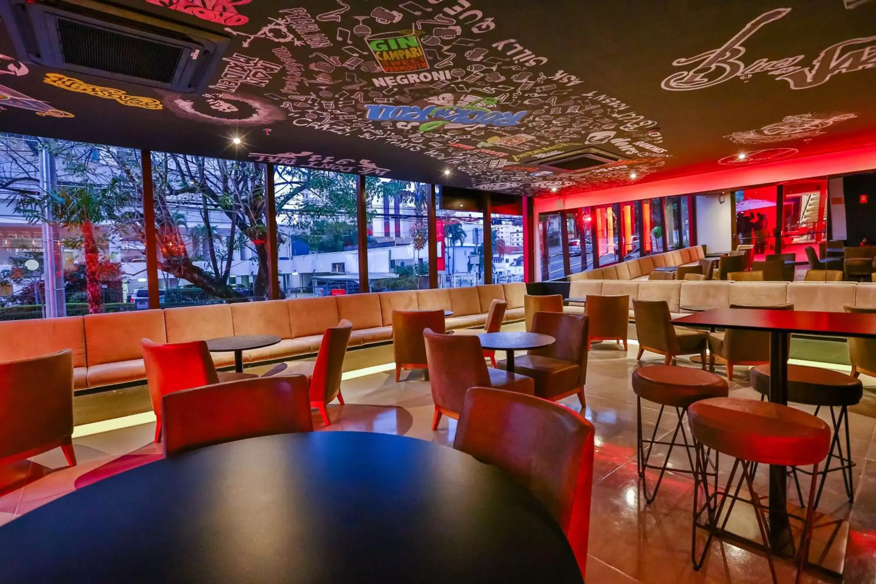 Lounge or bar, Restaurant/Places to Eat in Radisson RED Campinas