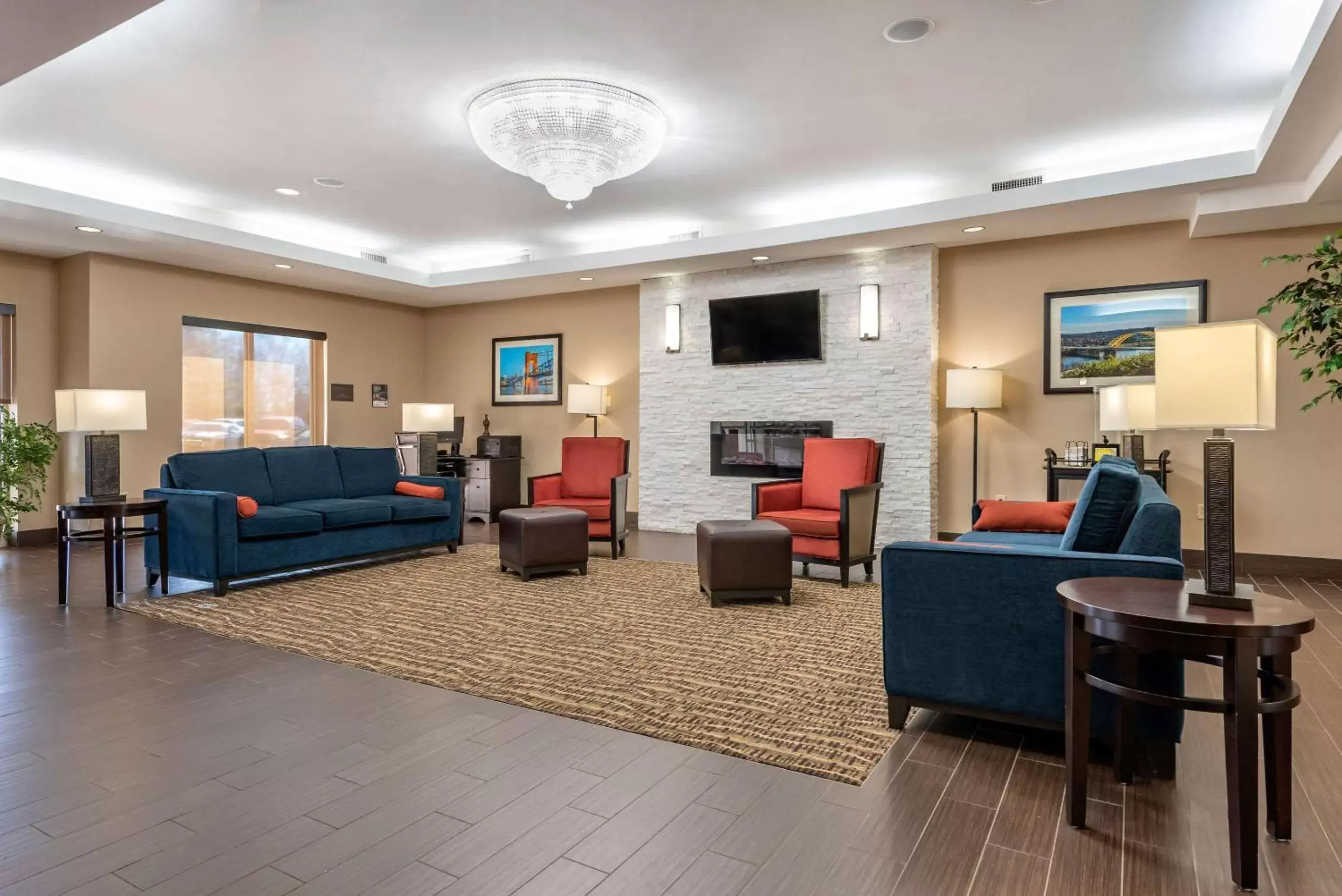 Lobby or reception, Seating Area in Comfort Suites Cincinnati Airport