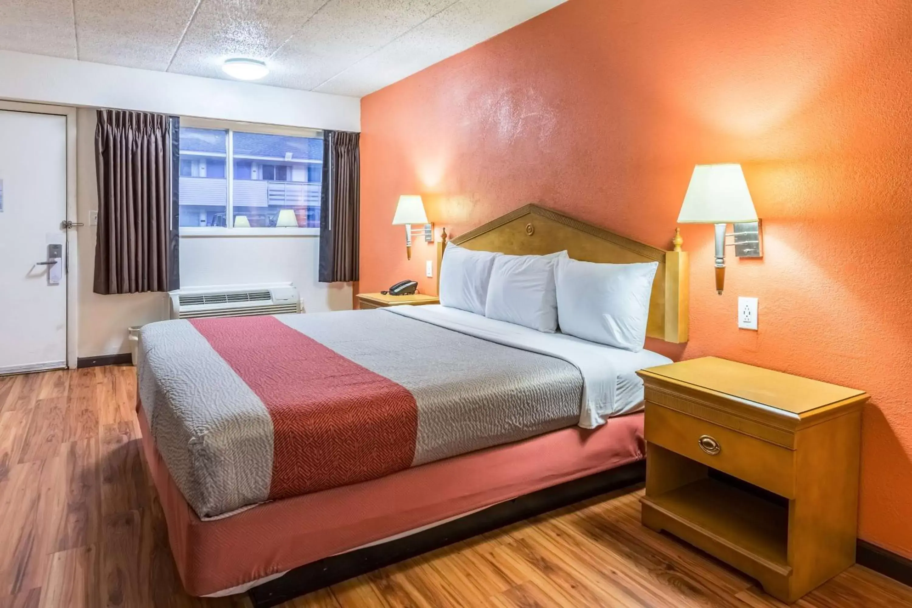 Bedroom, Bed in Motel 6-Grove City, OH