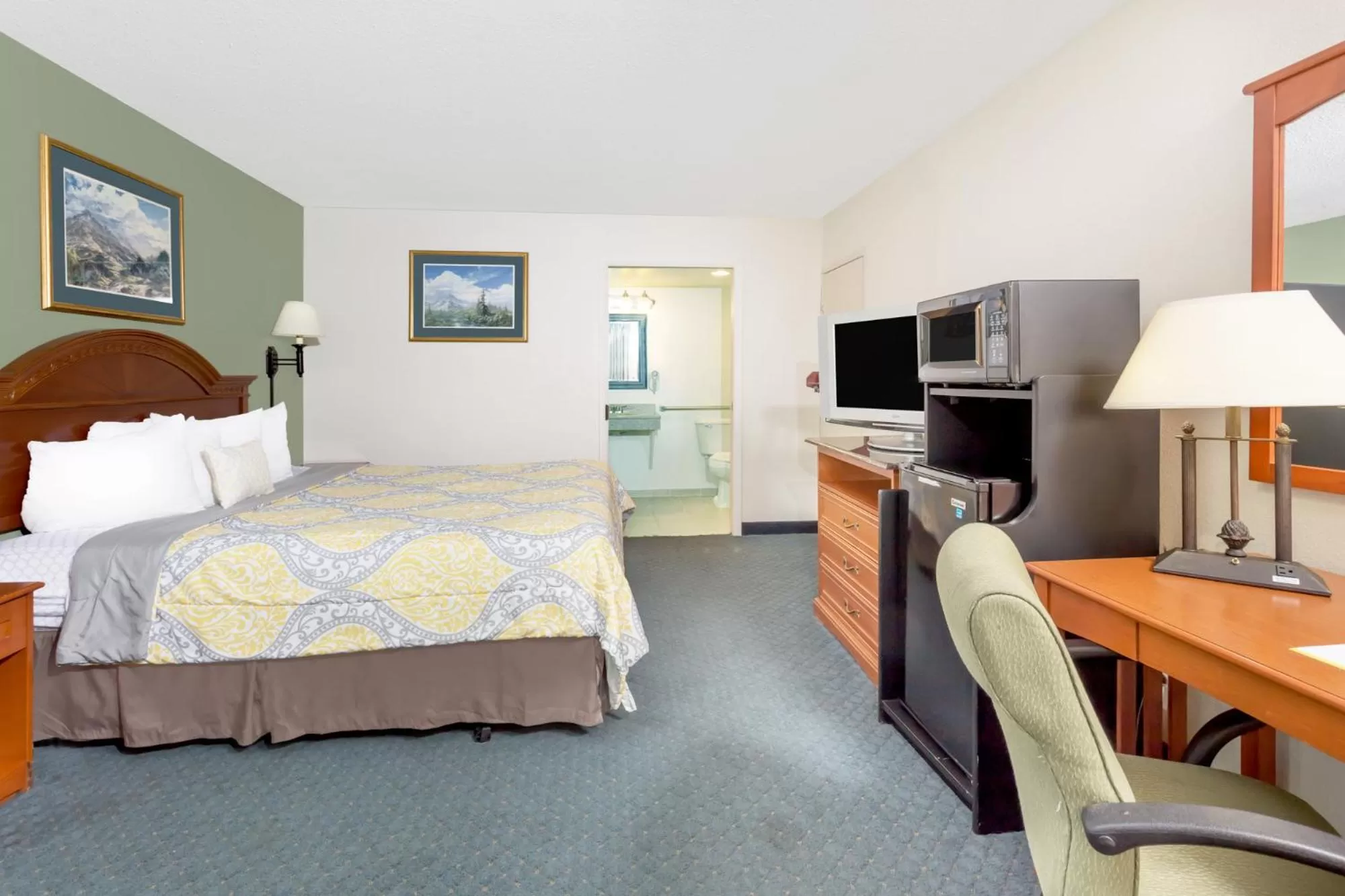 TV and multimedia, Bed in Days Inn by Wyndham Cedar Falls- University Plaza