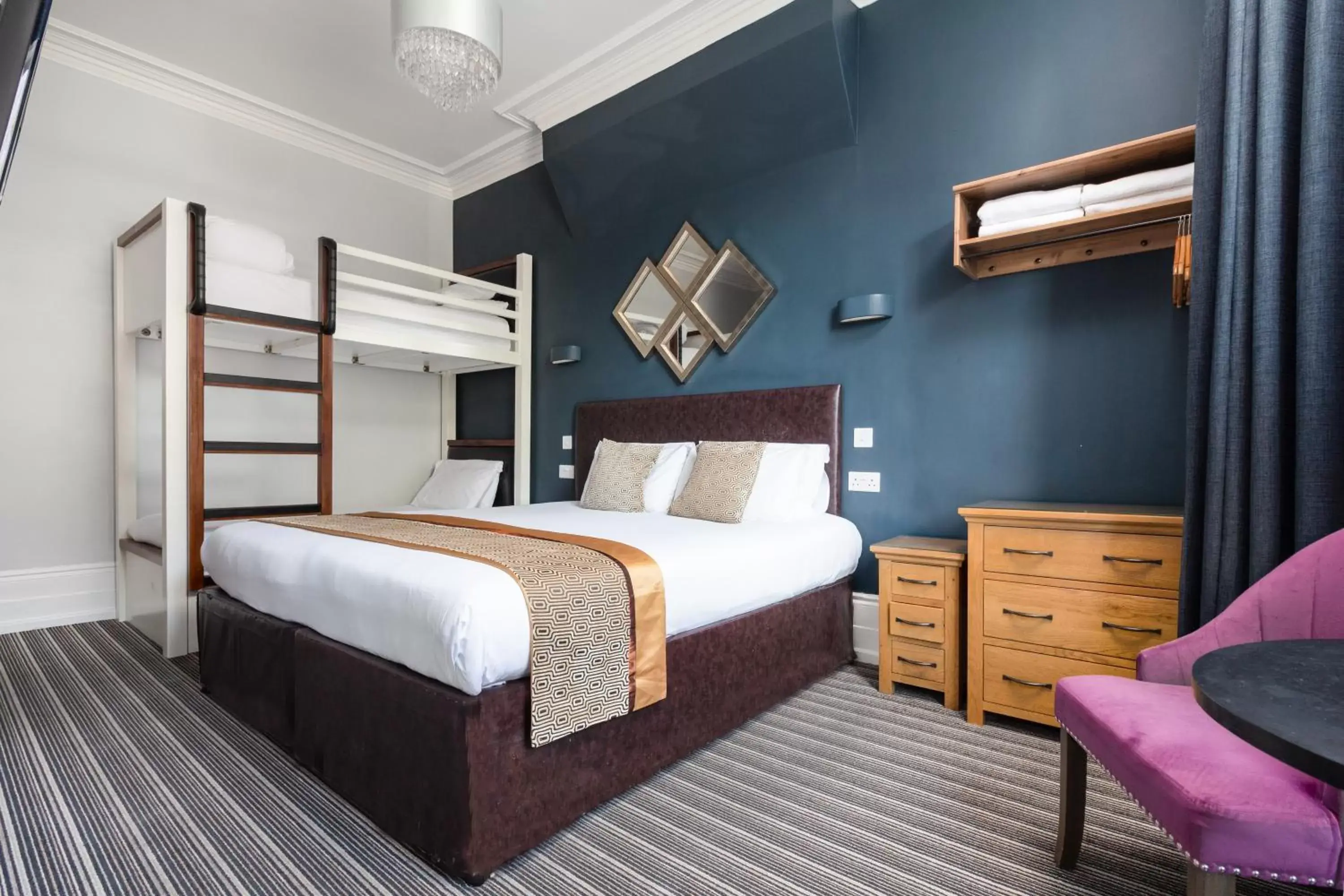 Bedroom, Bunk Bed in Applewood Hotel