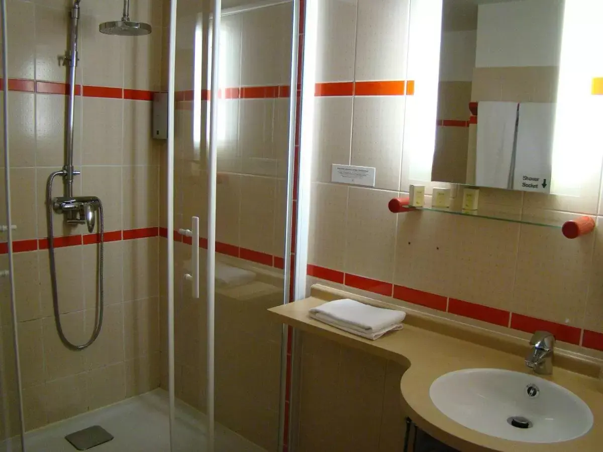 Shower, Bathroom in LOGIS Hôtel Le Moulin Des Gardelles