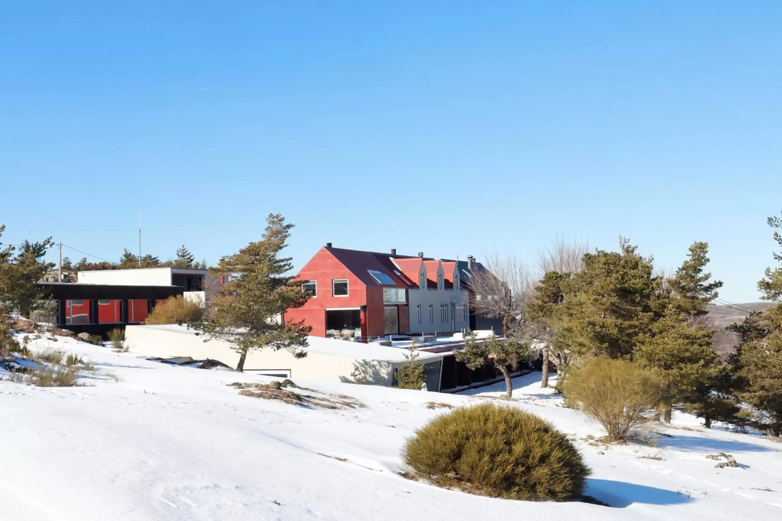 Property building, Winter in Casa das Penhas Douradas - Burel Mountain Hotels