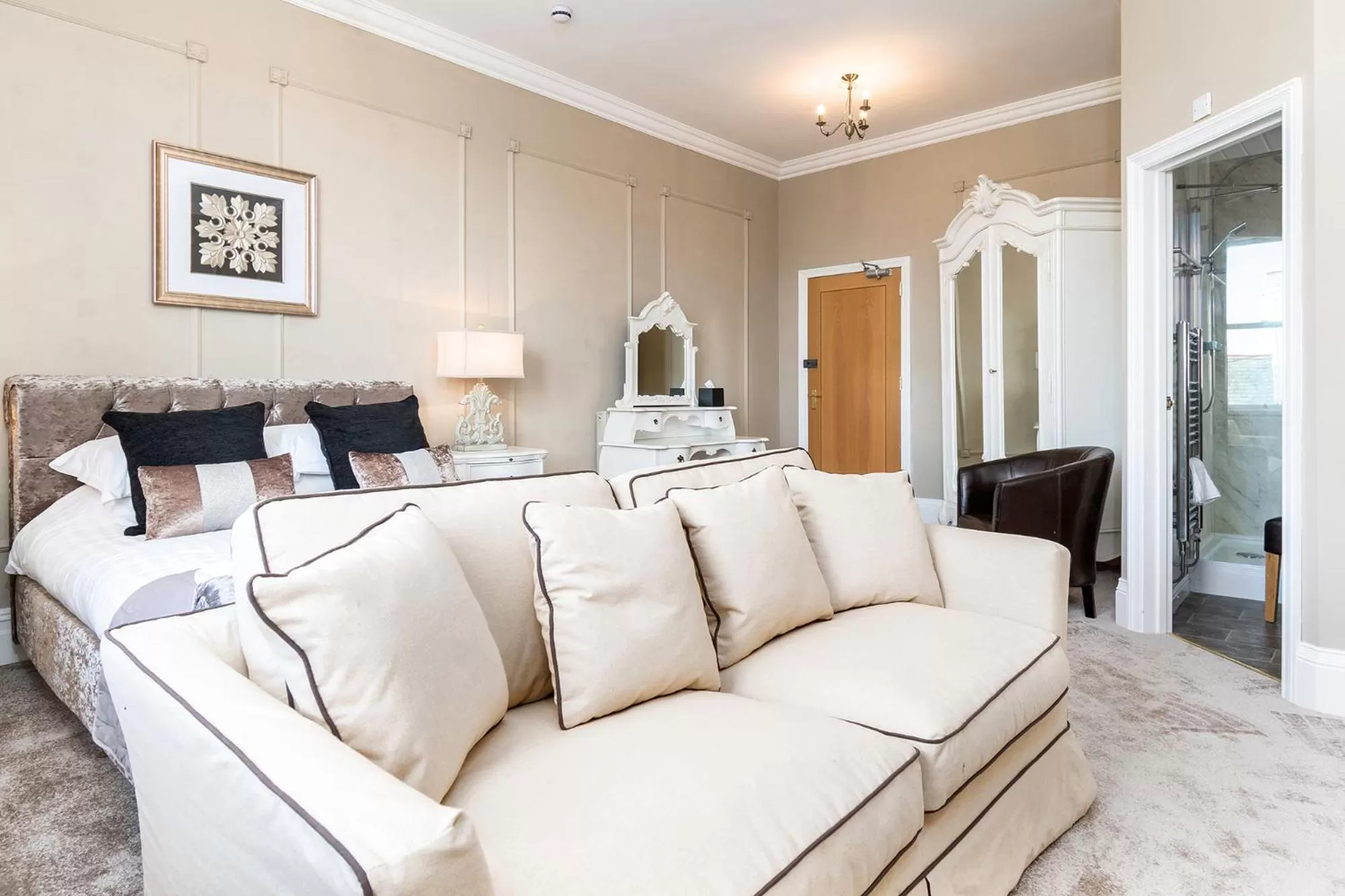 Seating area, Bed in Lansdowne House with Private Car Park