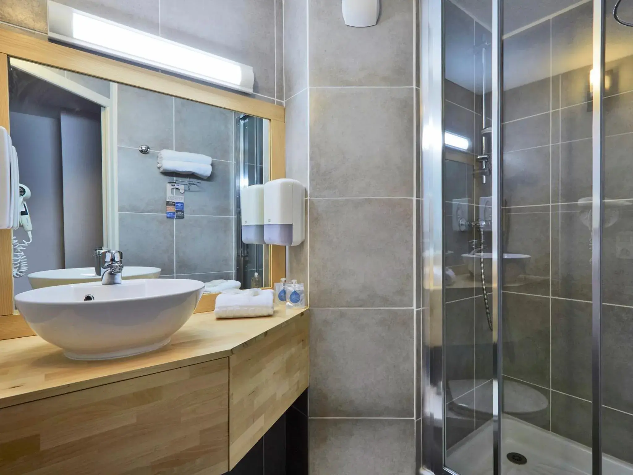 Shower, Bathroom in Kyriad Caen Sud