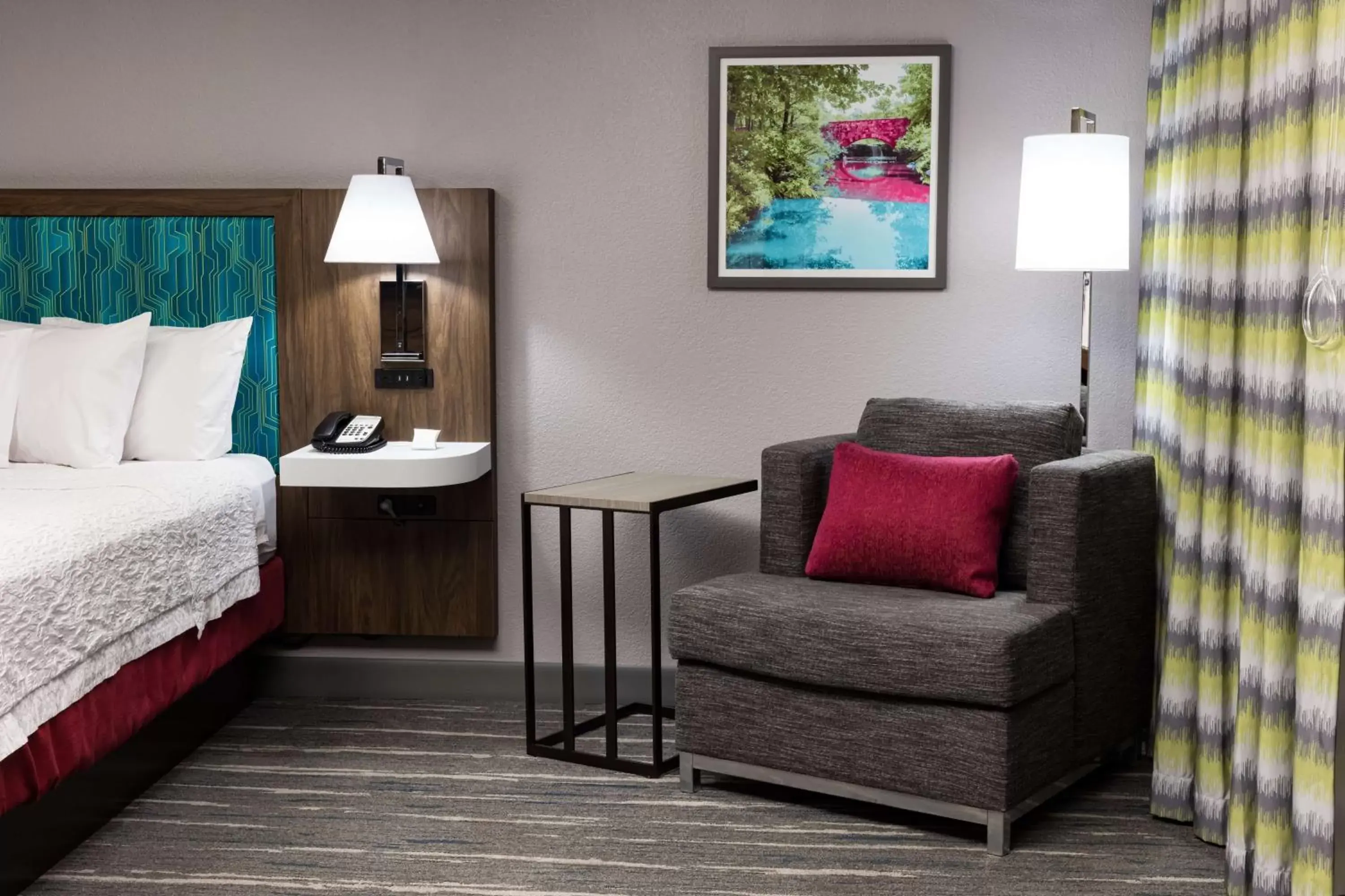 Bed, Seating Area in Hampton Inn Bentonville-Rogers