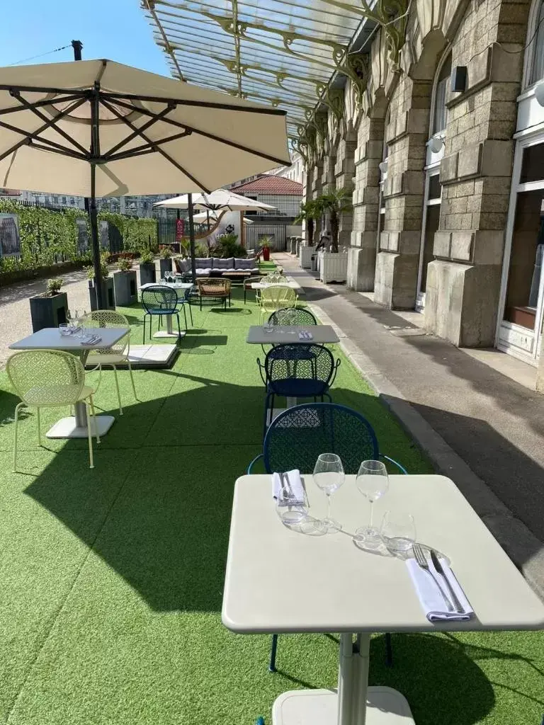 Patio, Restaurant/Places to Eat in Mercure Lyon Centre Château Perrache