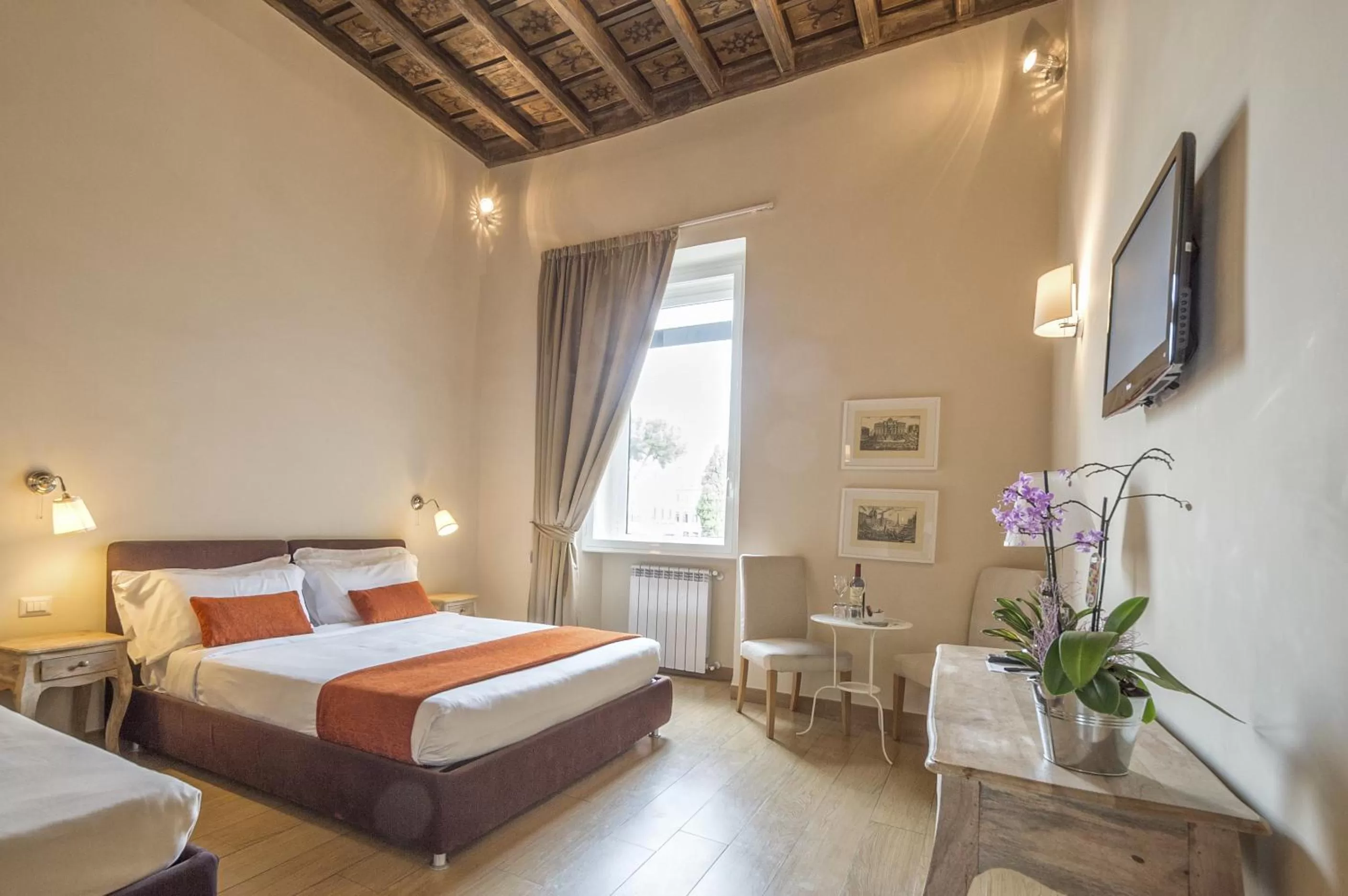 Photo of the whole room, Bed in Little Queen Suite