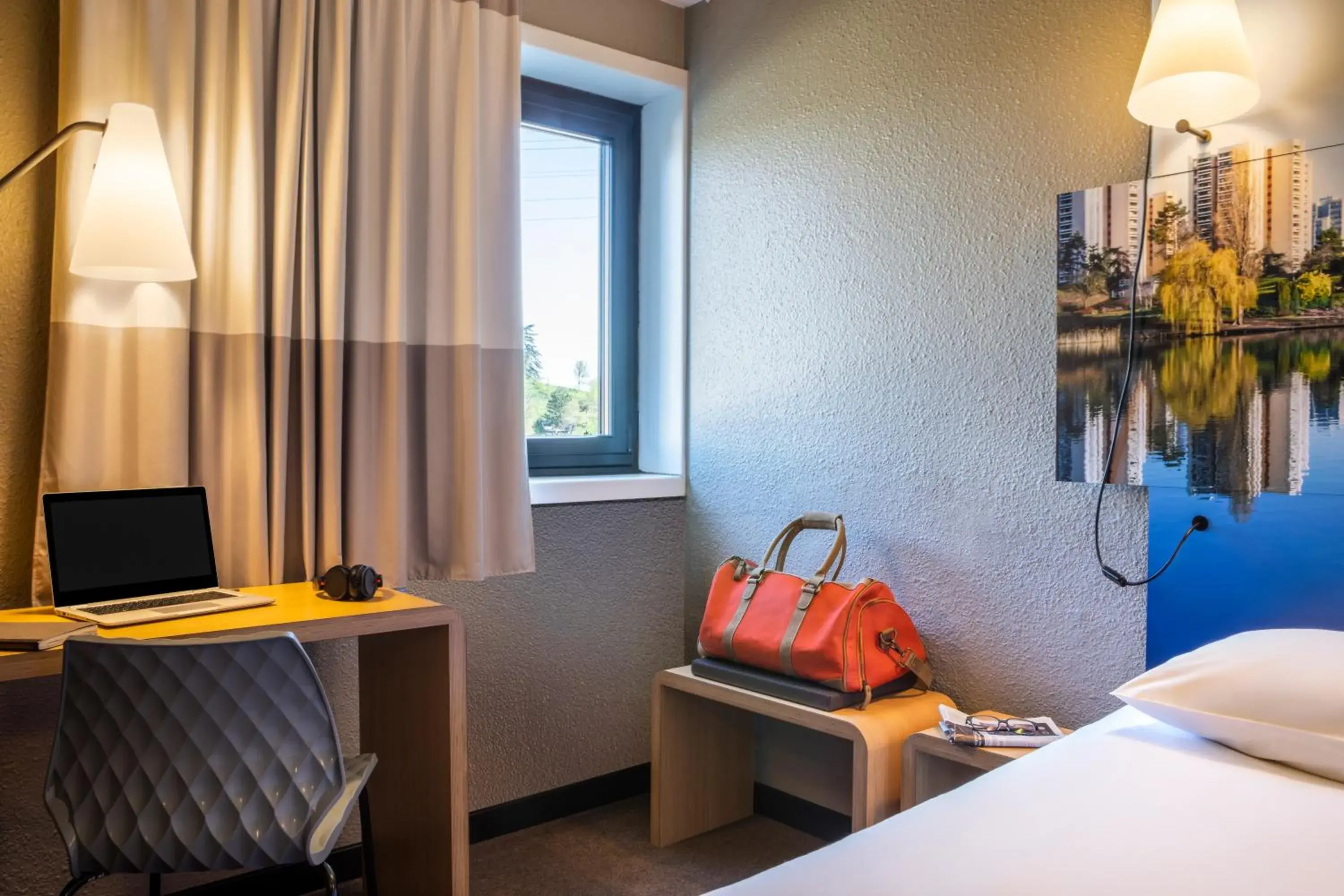 Bed, TV/Entertainment Center in ibis Paris Creteil