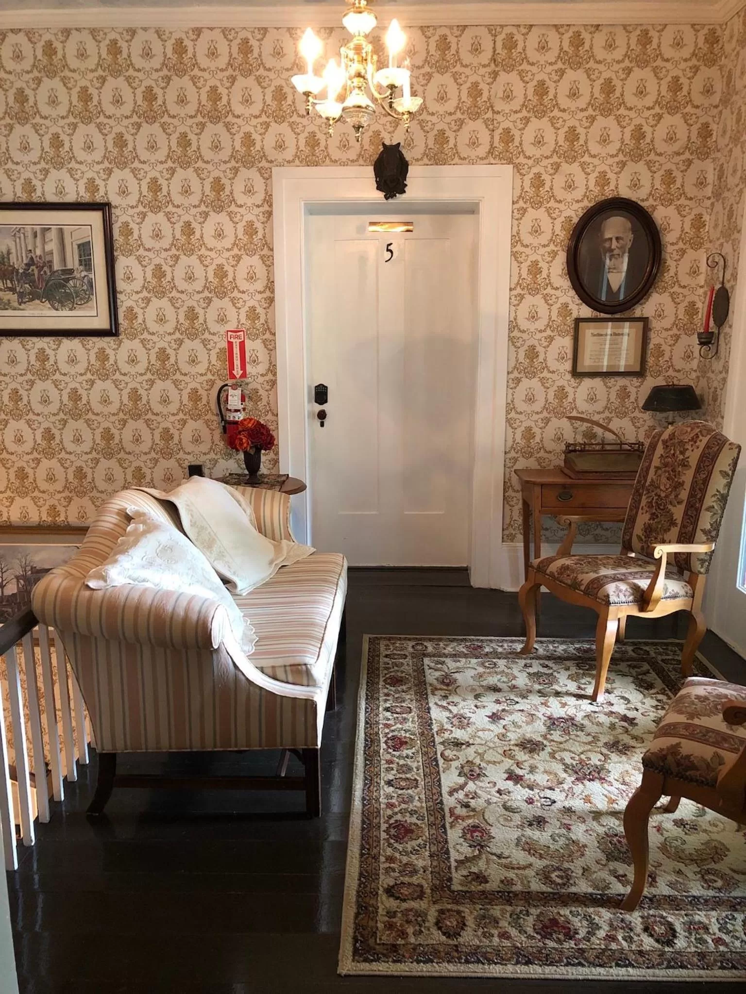 Seating area, Bed in Belmont Inn