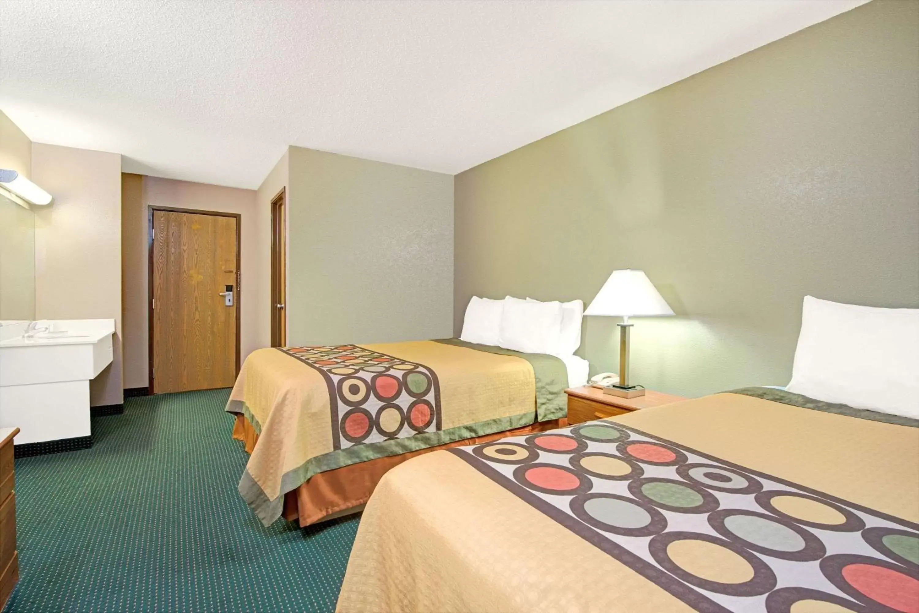 Photo of the whole room, Bed in Super 8 by Wyndham Eureka/Six Flags Nearby