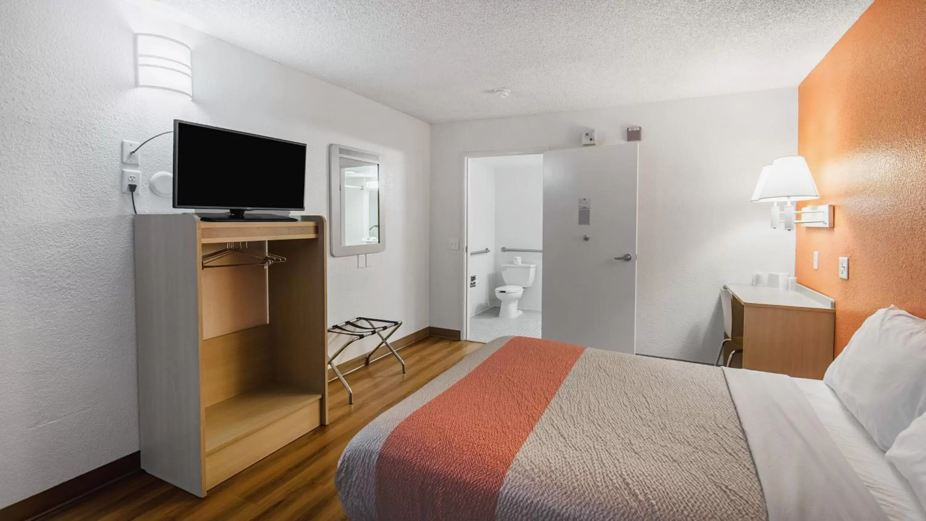 Bedroom, Bed in Motel 6-Medford, OR - North