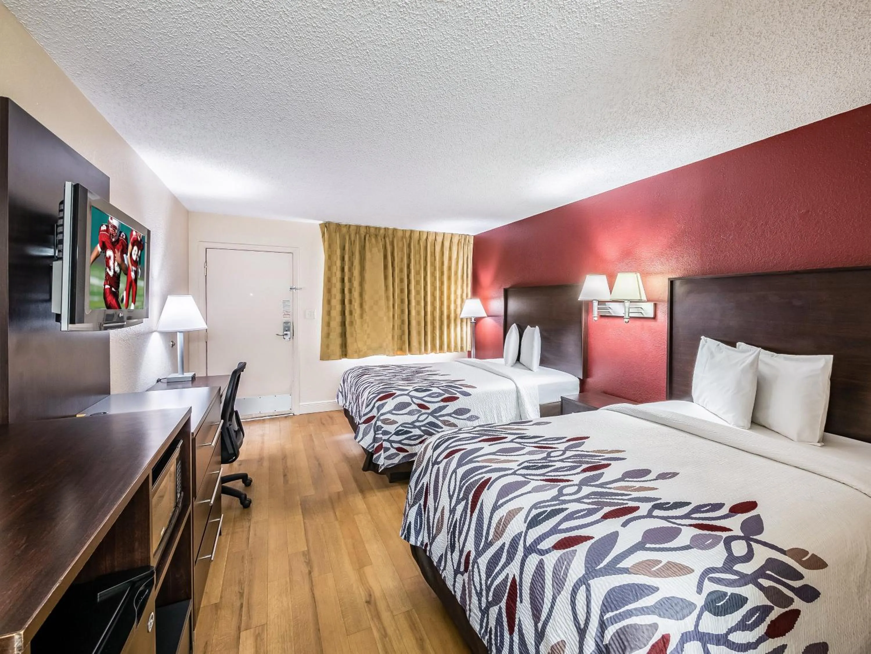 Photo of the whole room, Bed in Red Roof Inn Orlando South - Florida Mall