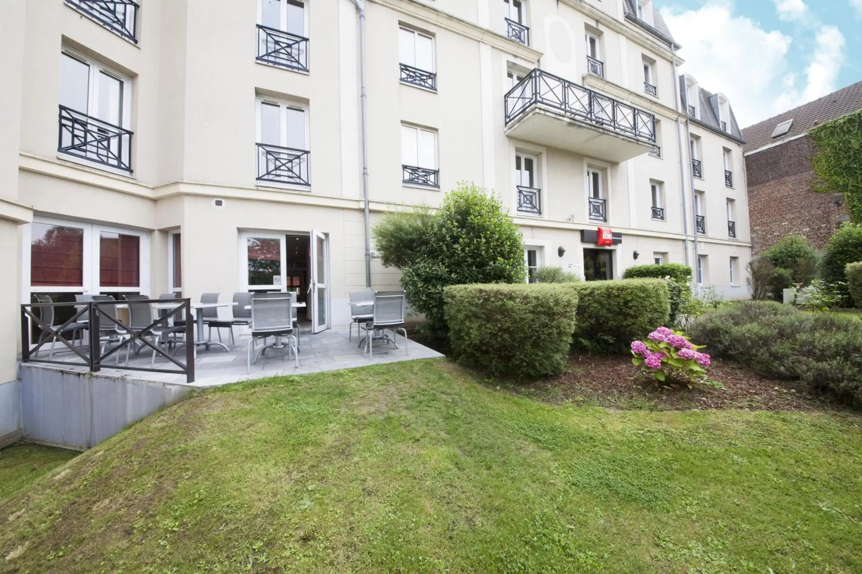 Garden view, Property Building in Hôtel Baudouin