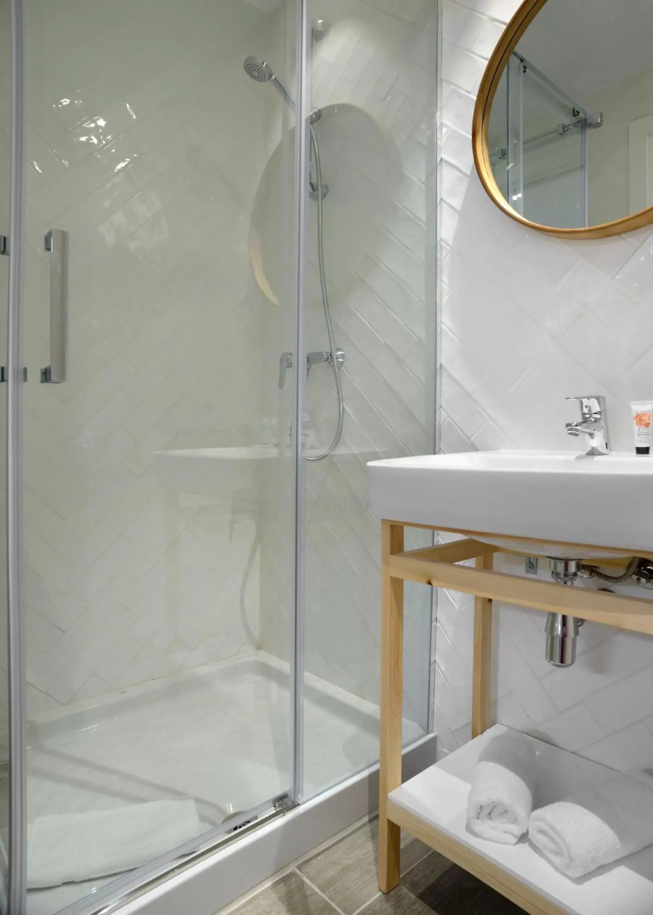 Property building, Bathroom in nQn Aparts & Suites Madrid