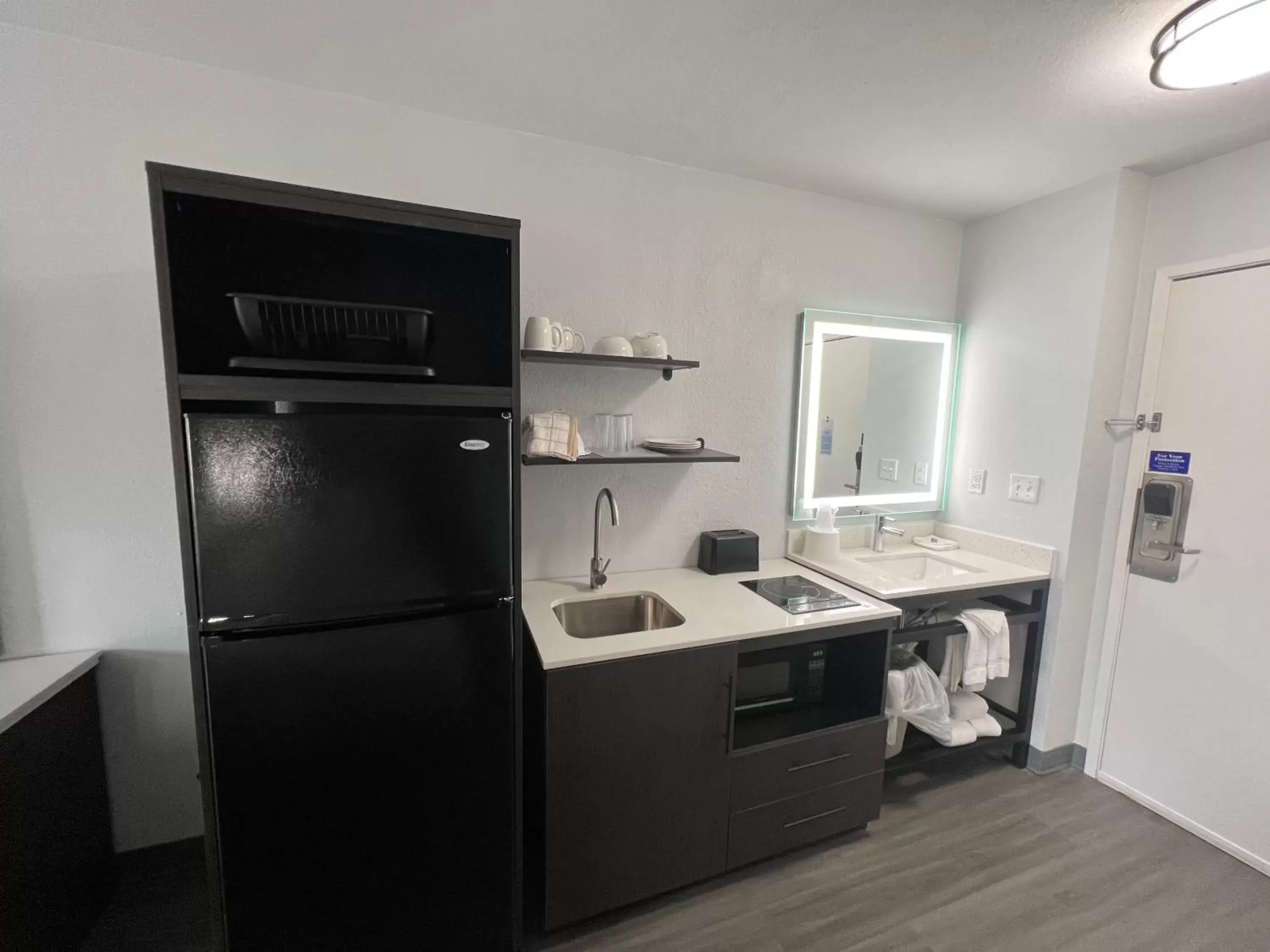 Kitchen or kitchenette, Kitchen/Kitchenette in Studio 6 Altoona, IA - Des Moines East