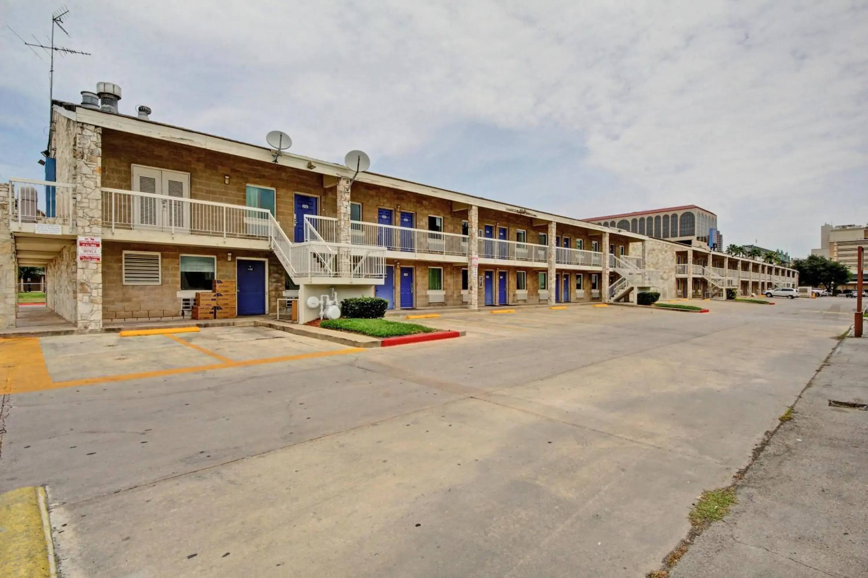 Facade/entrance, Property Building in Motel 6-San Antonio, TX - Downtown - Market Square