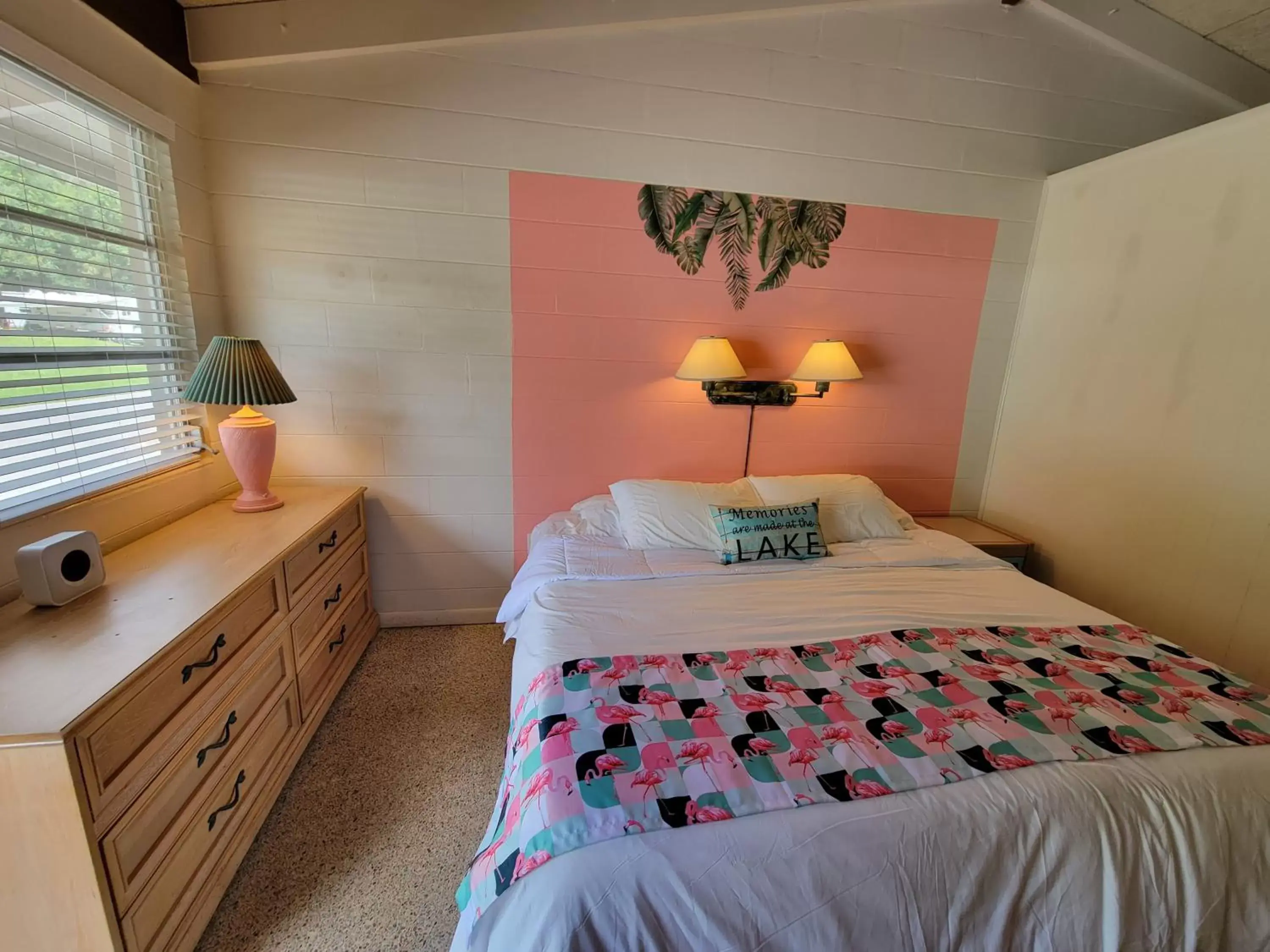 Bed in Tropical Marina & Resort on Lake Beresford