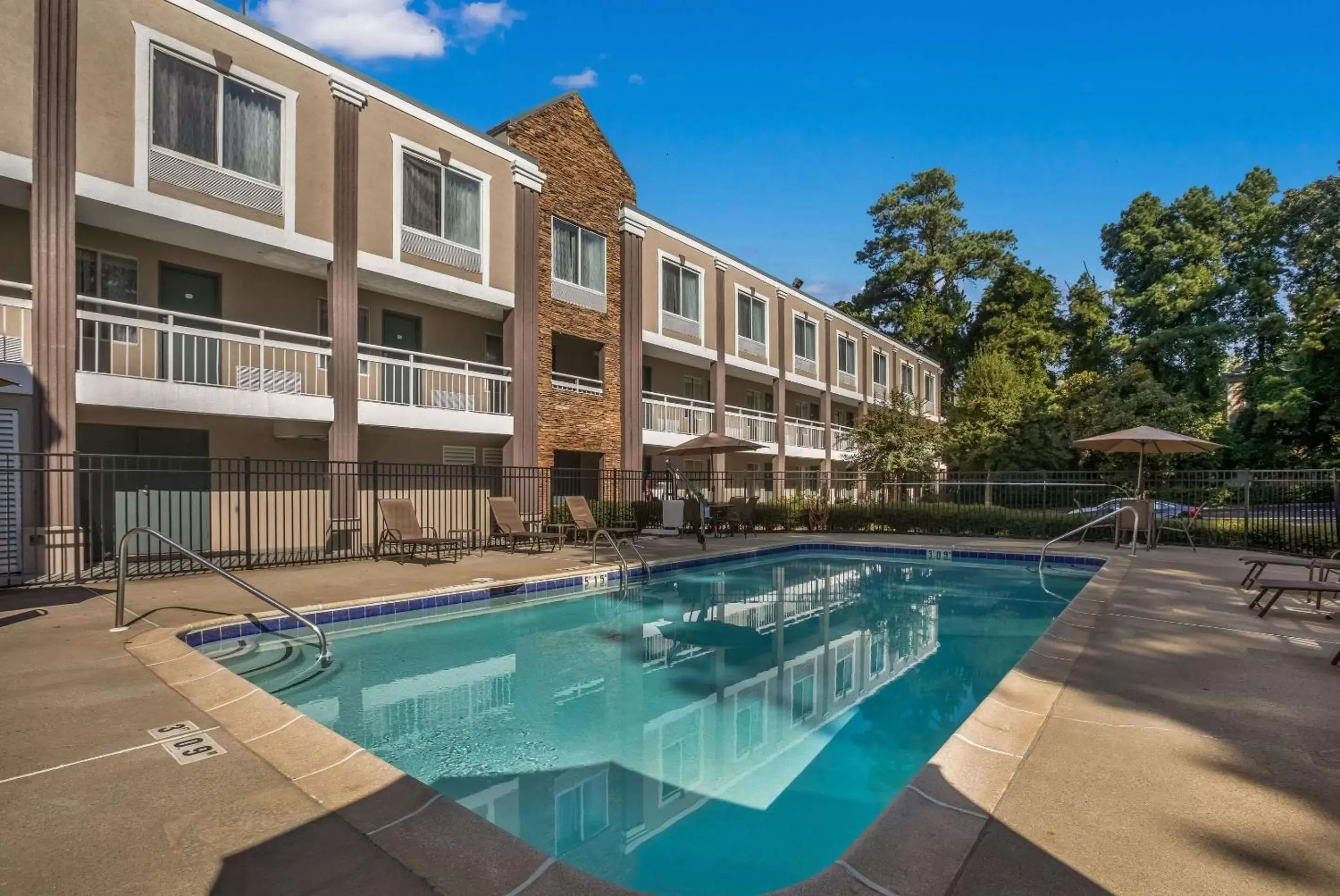 Swimming pool, Property Building in Quality Inn Northlake