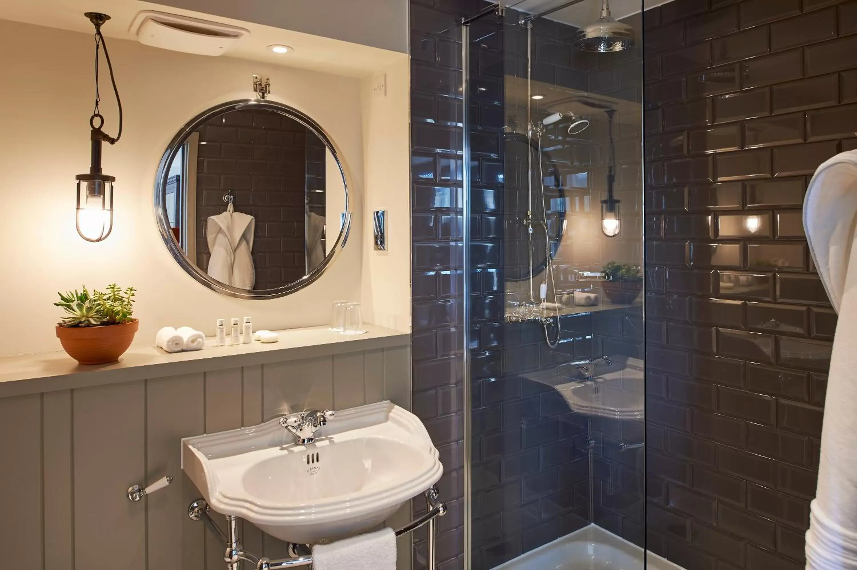 Shower, Bathroom in Kimpton - Charlotte Square, an IHG Hotel