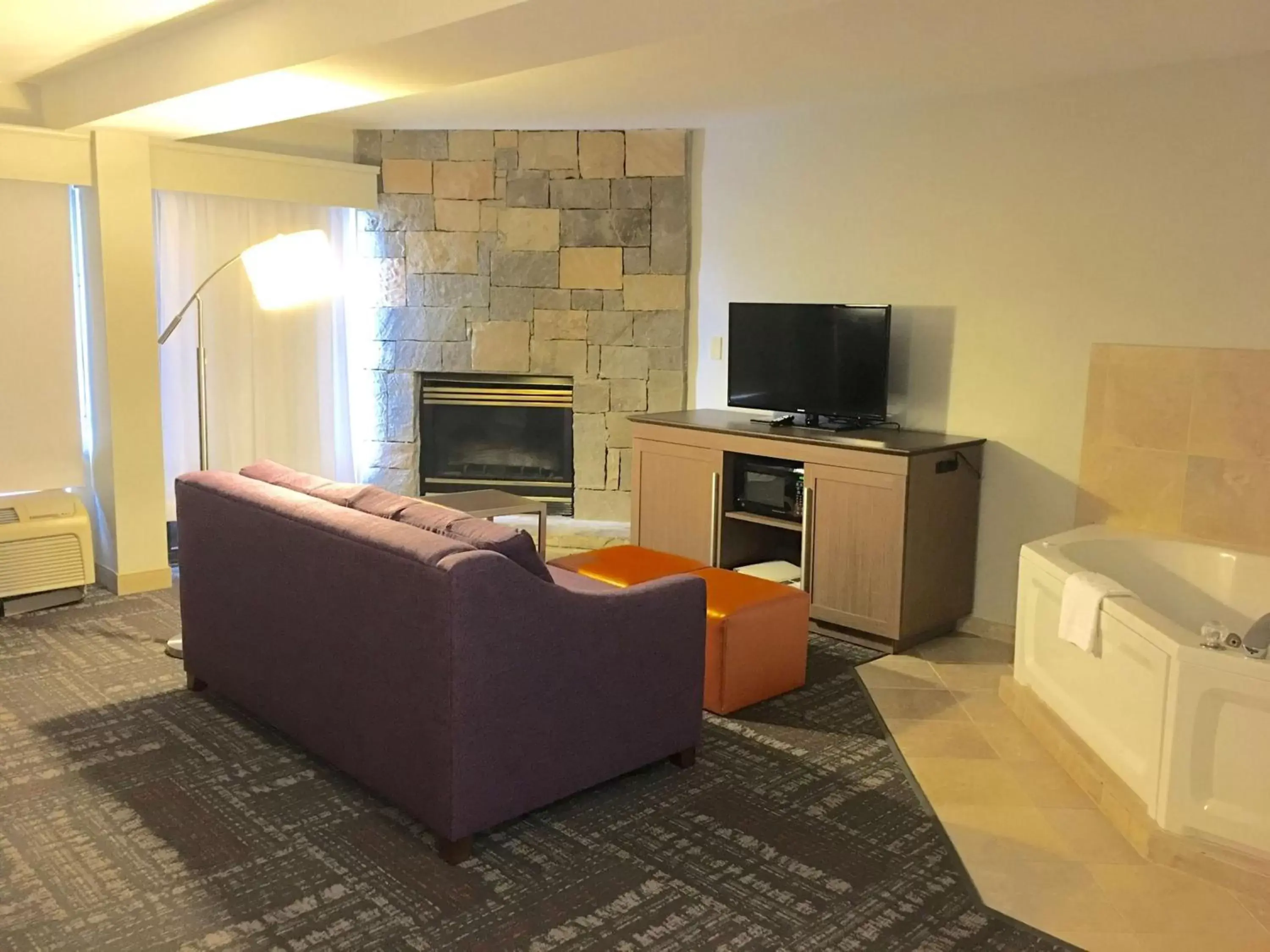 Living room, TV/Entertainment Center in Hampton Inn Sevierville