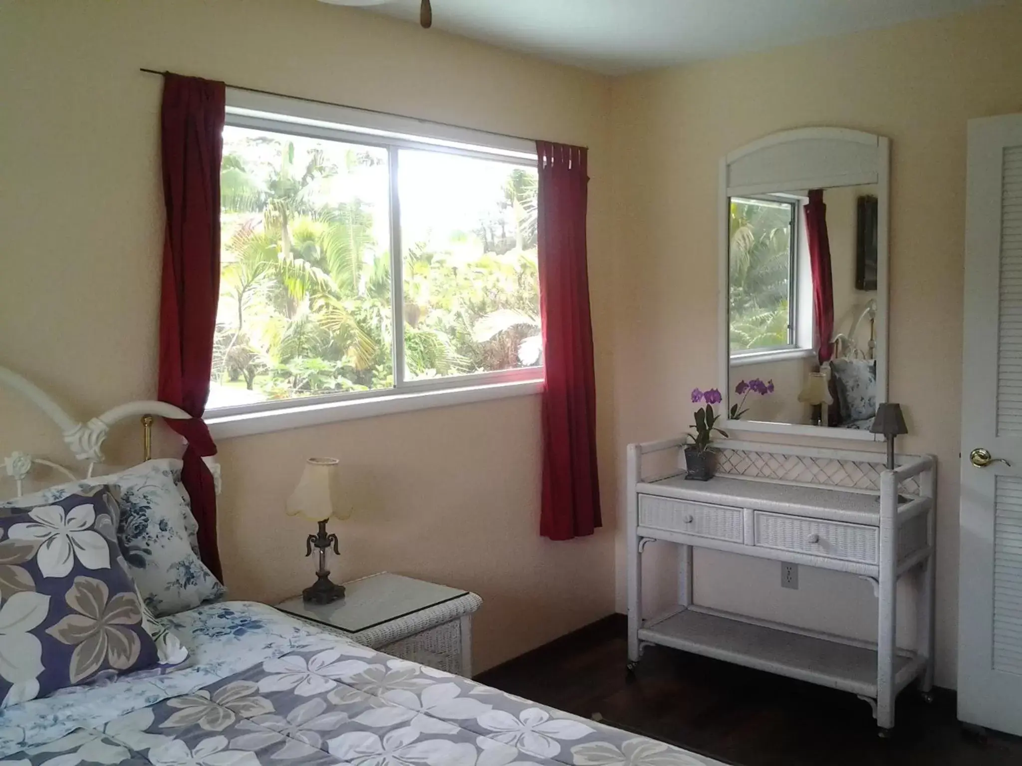 Photo of the whole room, Bed in Lava Tree Tropic Inn