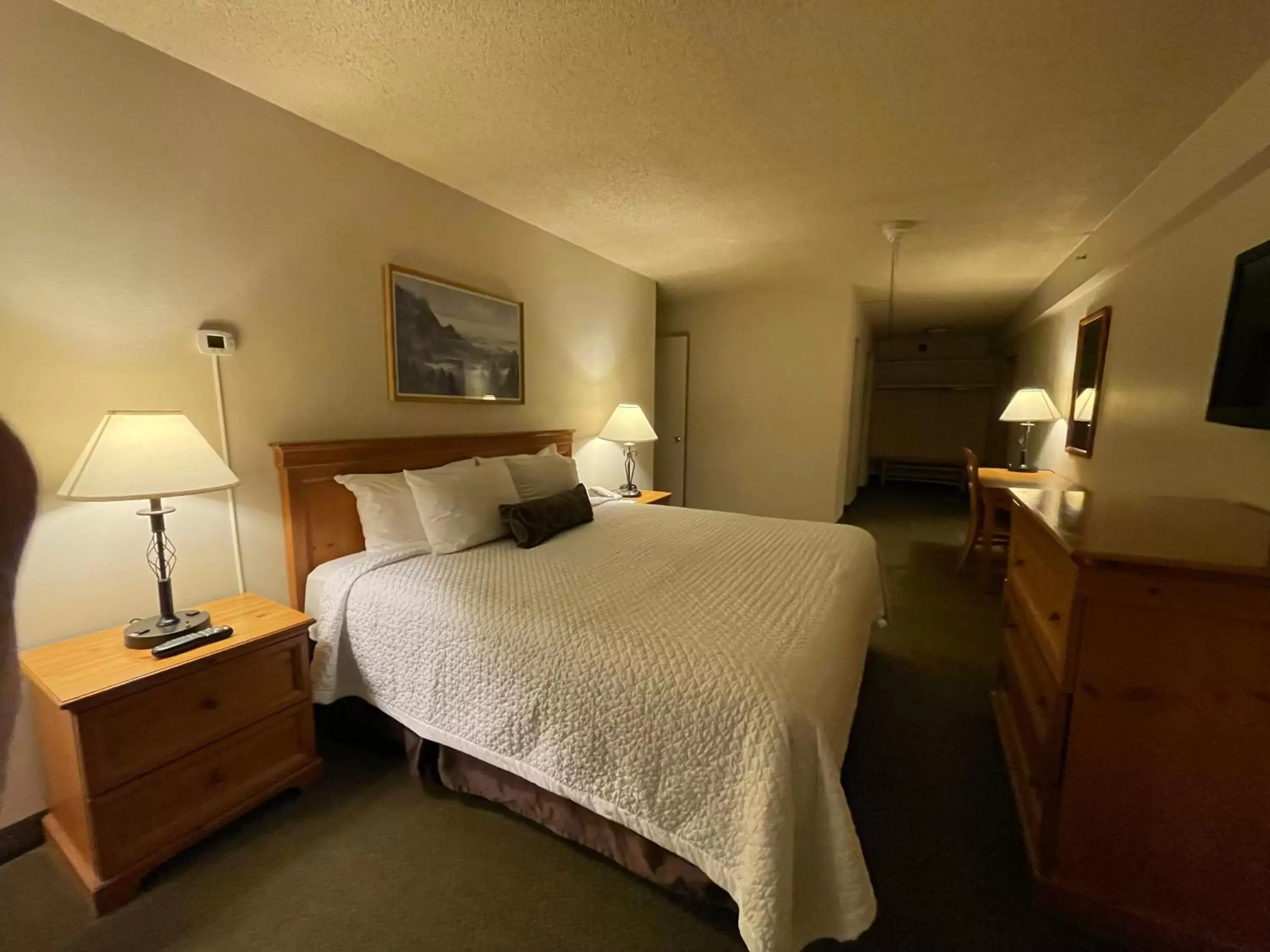 Bedroom, Bed in Coast Inn at Lake Hood