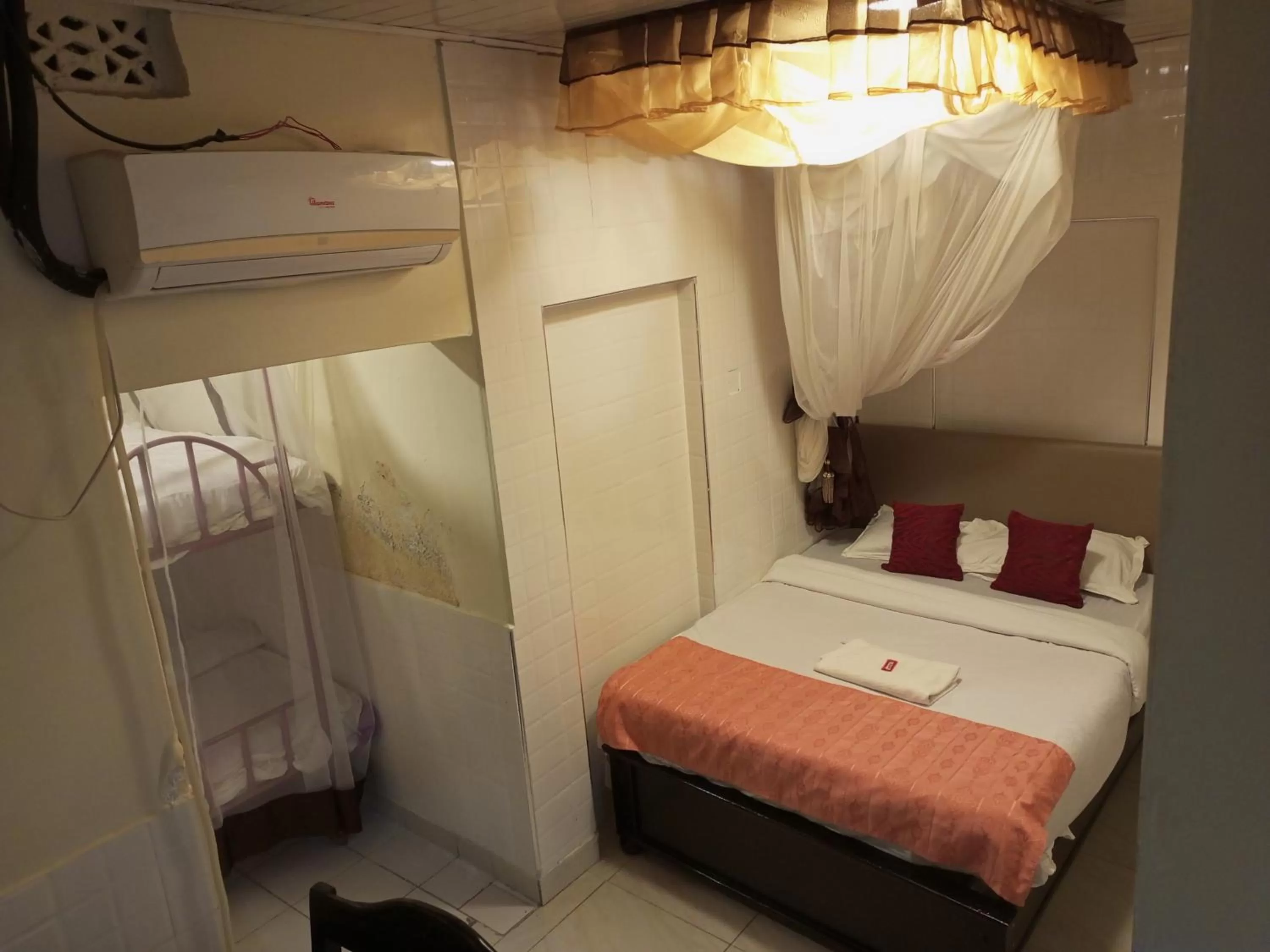 Bedroom, Bed in Beach View Hotel - Kisumu