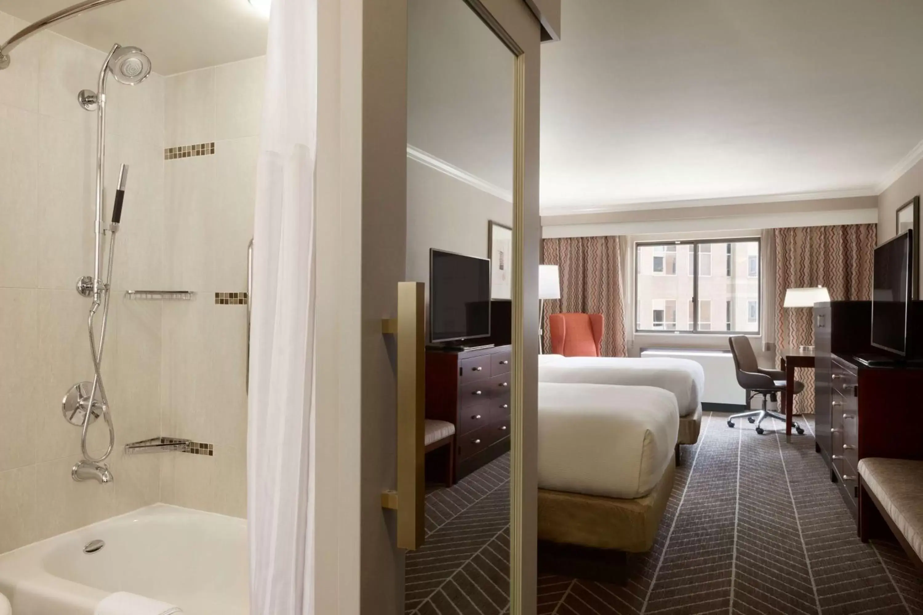 Bedroom, Bathroom in Hilton Arlington