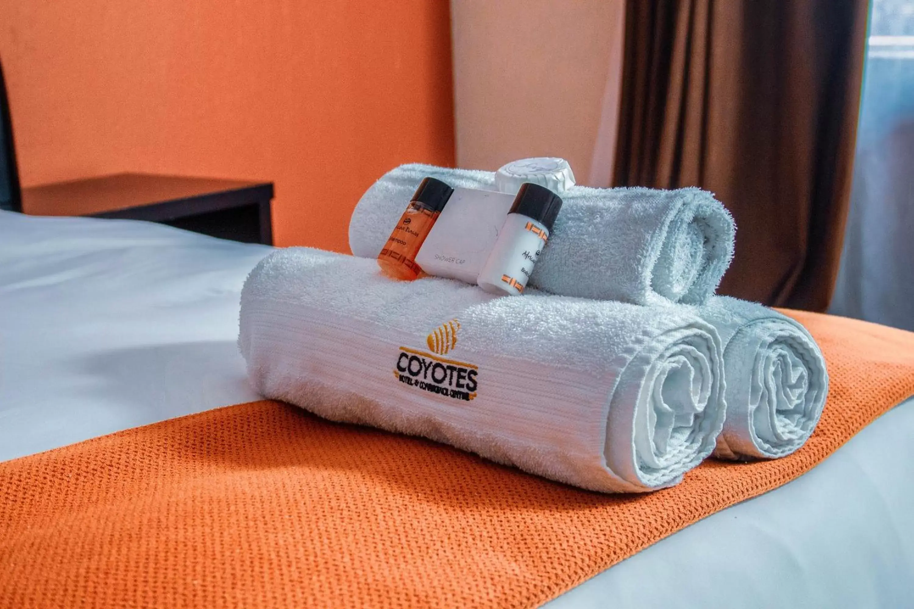 towels, Bed in Coyotes Hotel & Conference Centre