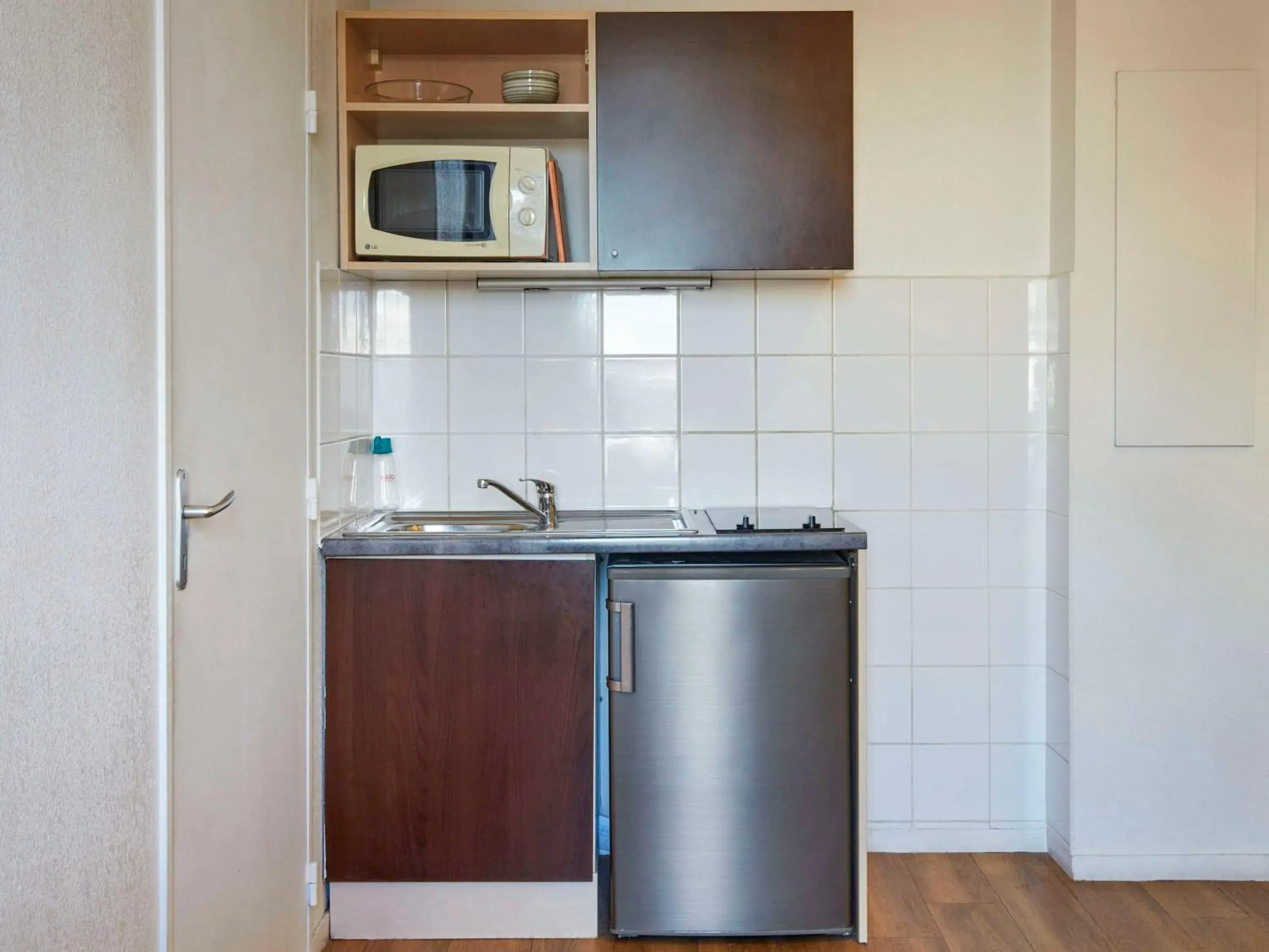 Bathroom, Kitchen/Kitchenette in Aparthotel Adagio Access Paris Saint-Denis Pleyel