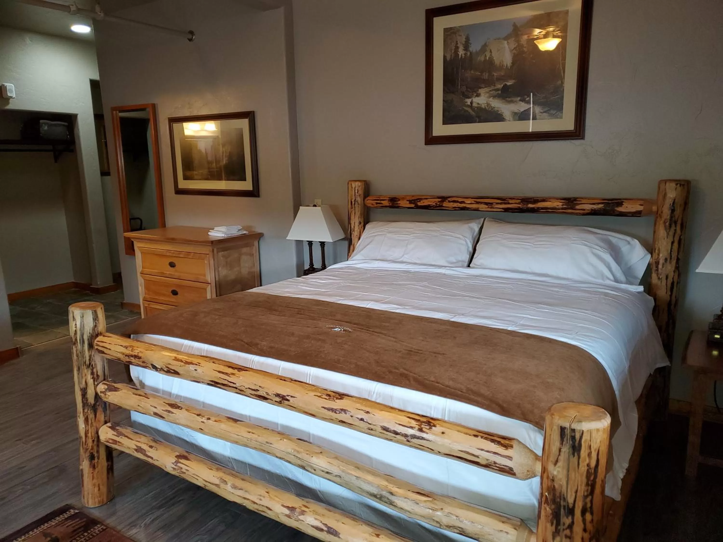 Bedroom, Bed in Buffalo Lodge of Bigfork