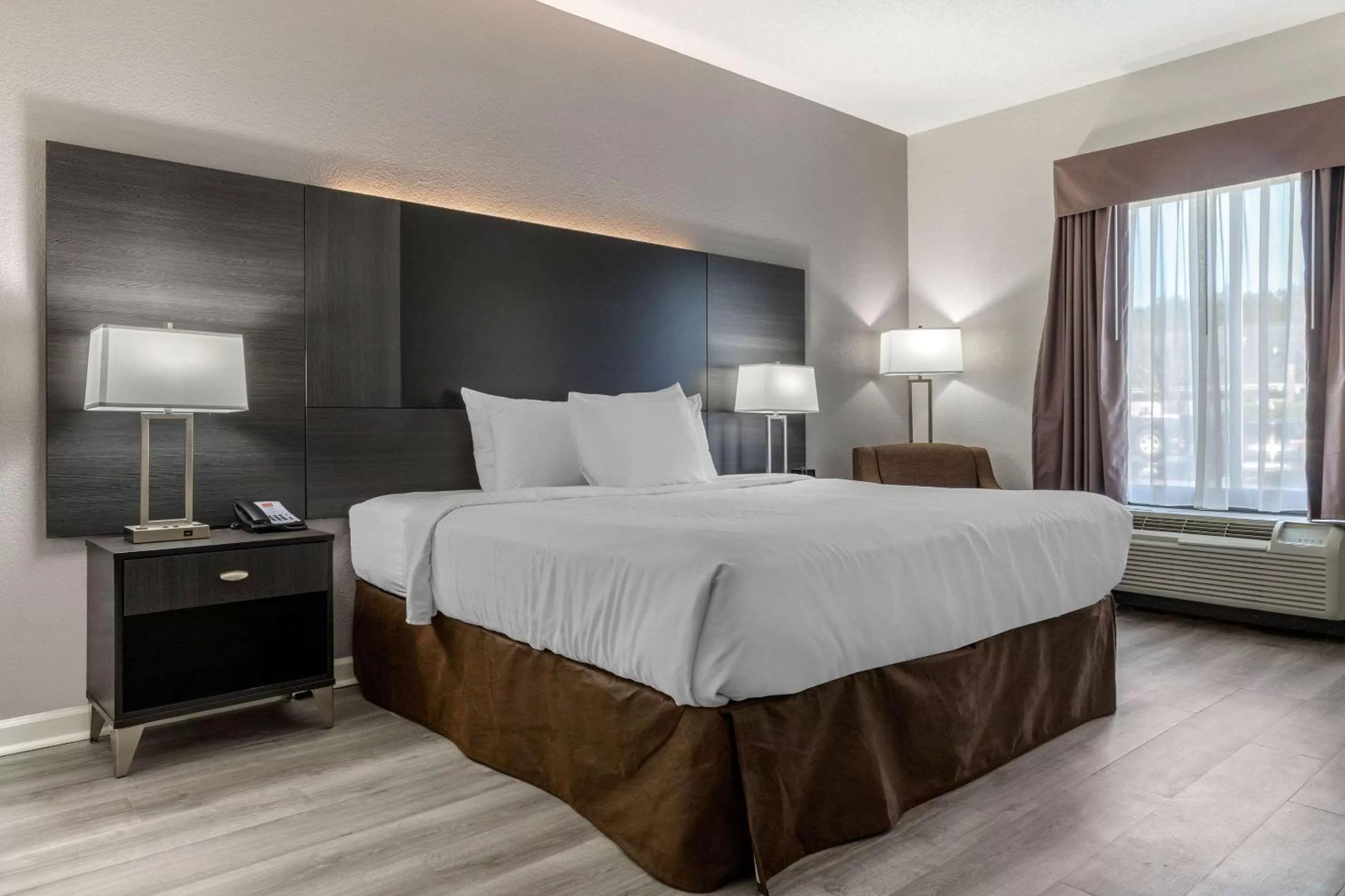 Photo of the whole room, Bed in Econo Lodge at the University