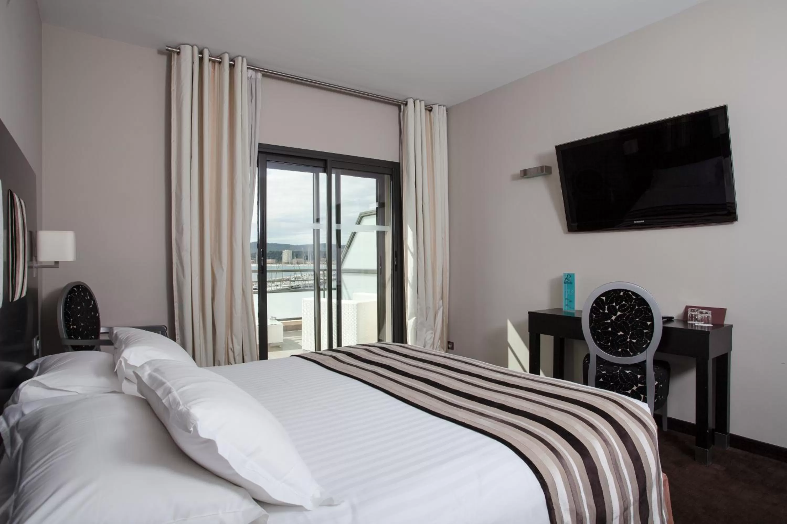 Photo of the whole room, Bed in Hôtel Baptistin