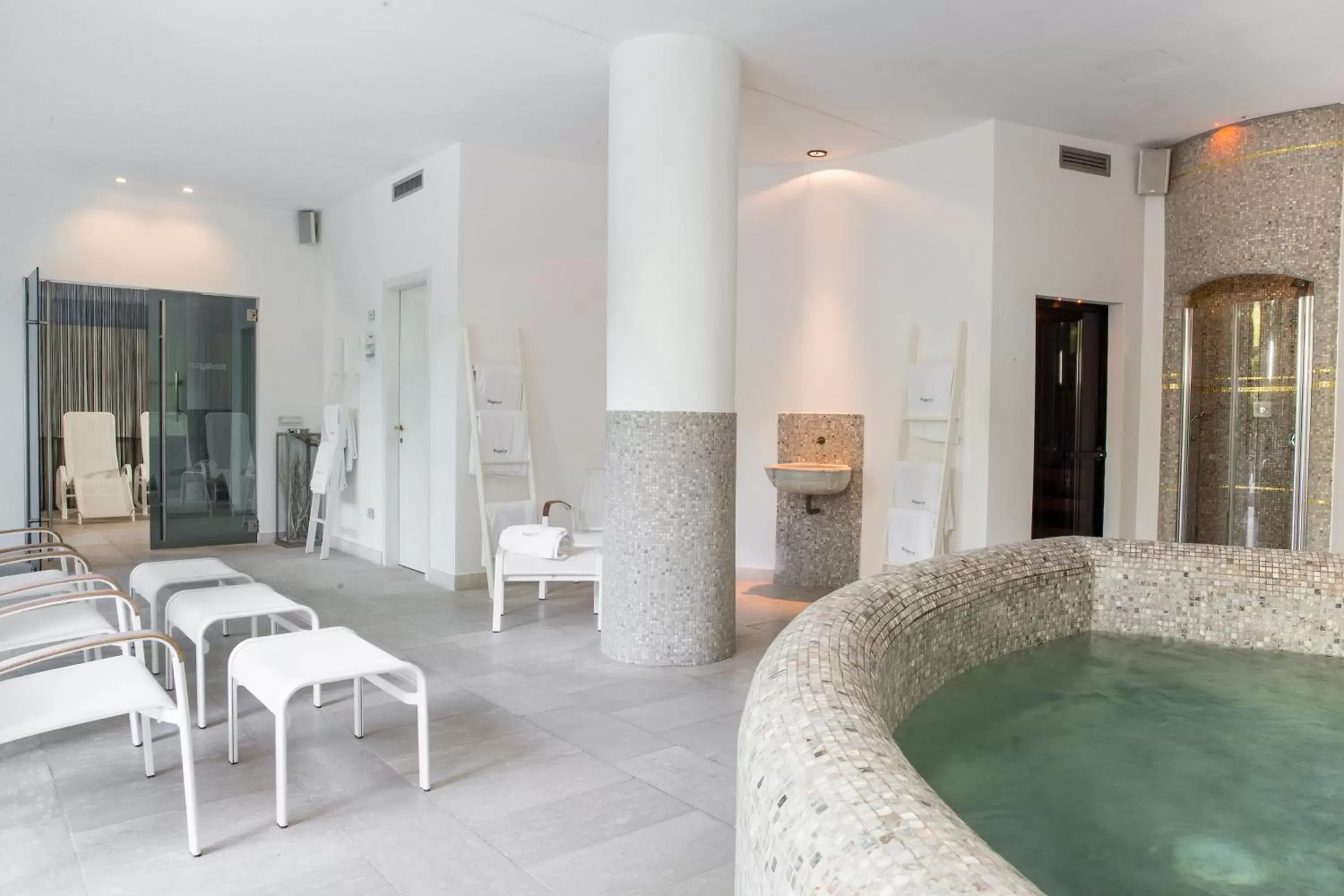 Swimming pool, Seating Area in Hotel Acquaviva Del Garda