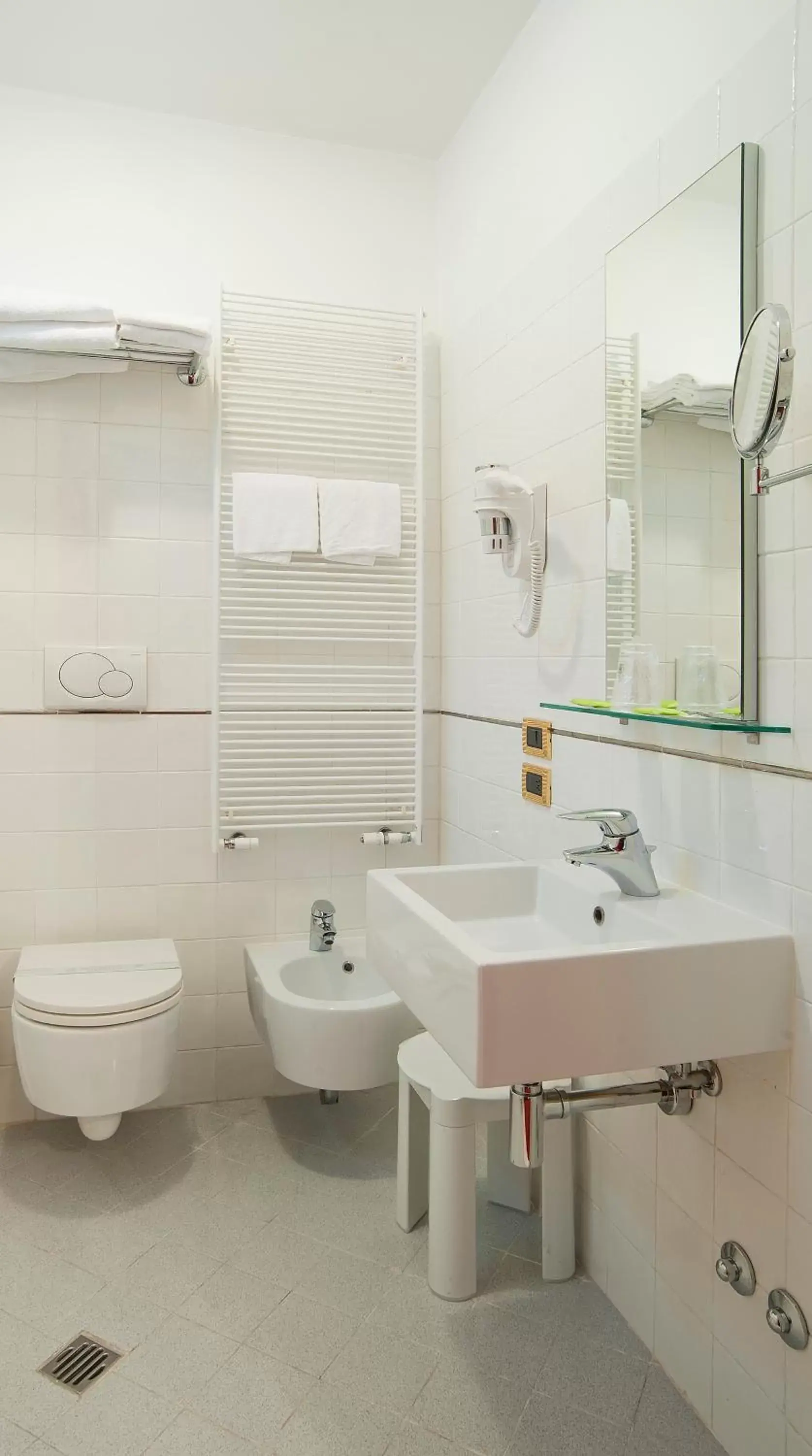 Shower, Bathroom in Hotel al Graspo de Ua