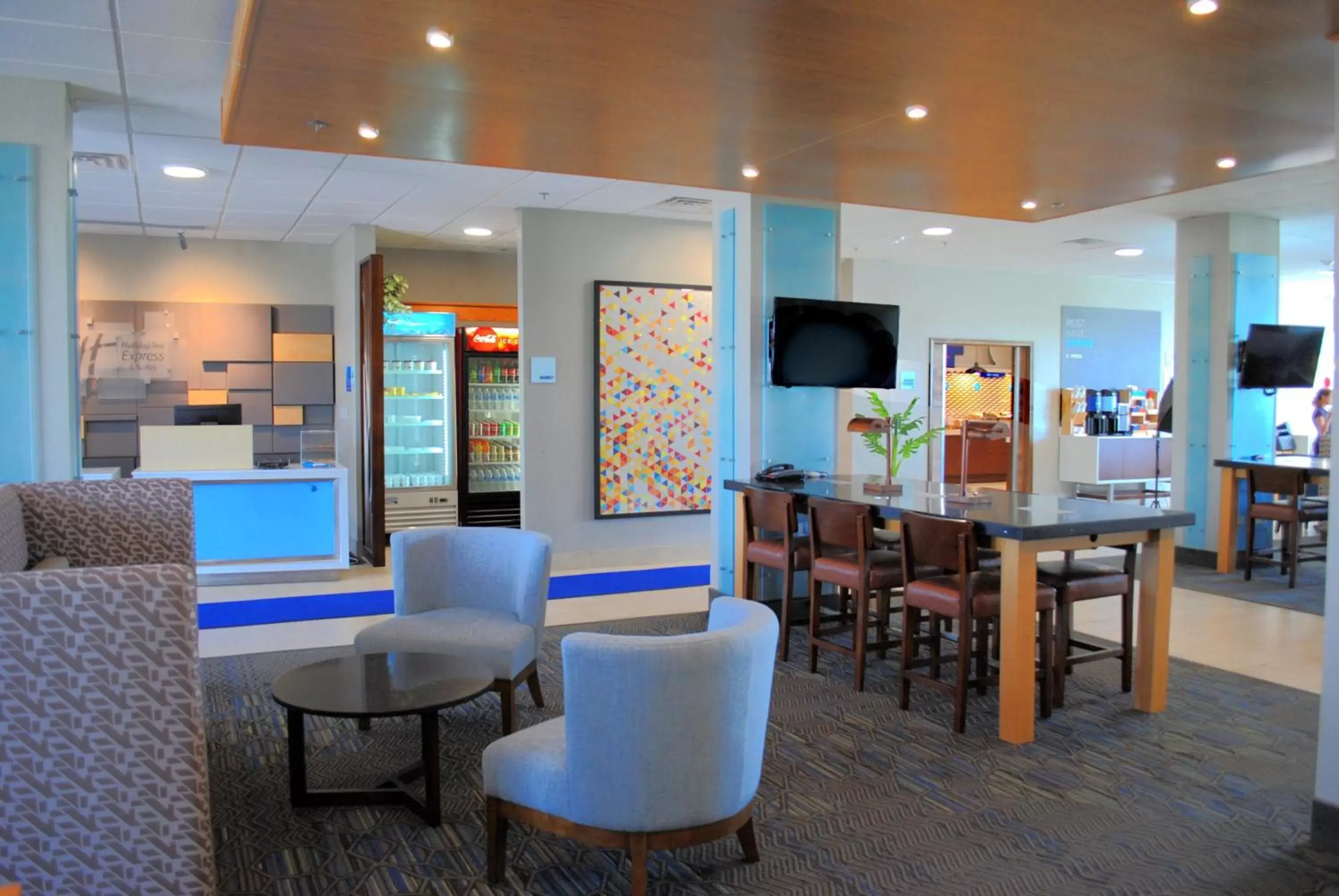 Lobby or reception, Lounge/Bar in Holiday Inn Express & Suites - Columbia City, an IHG Hotel