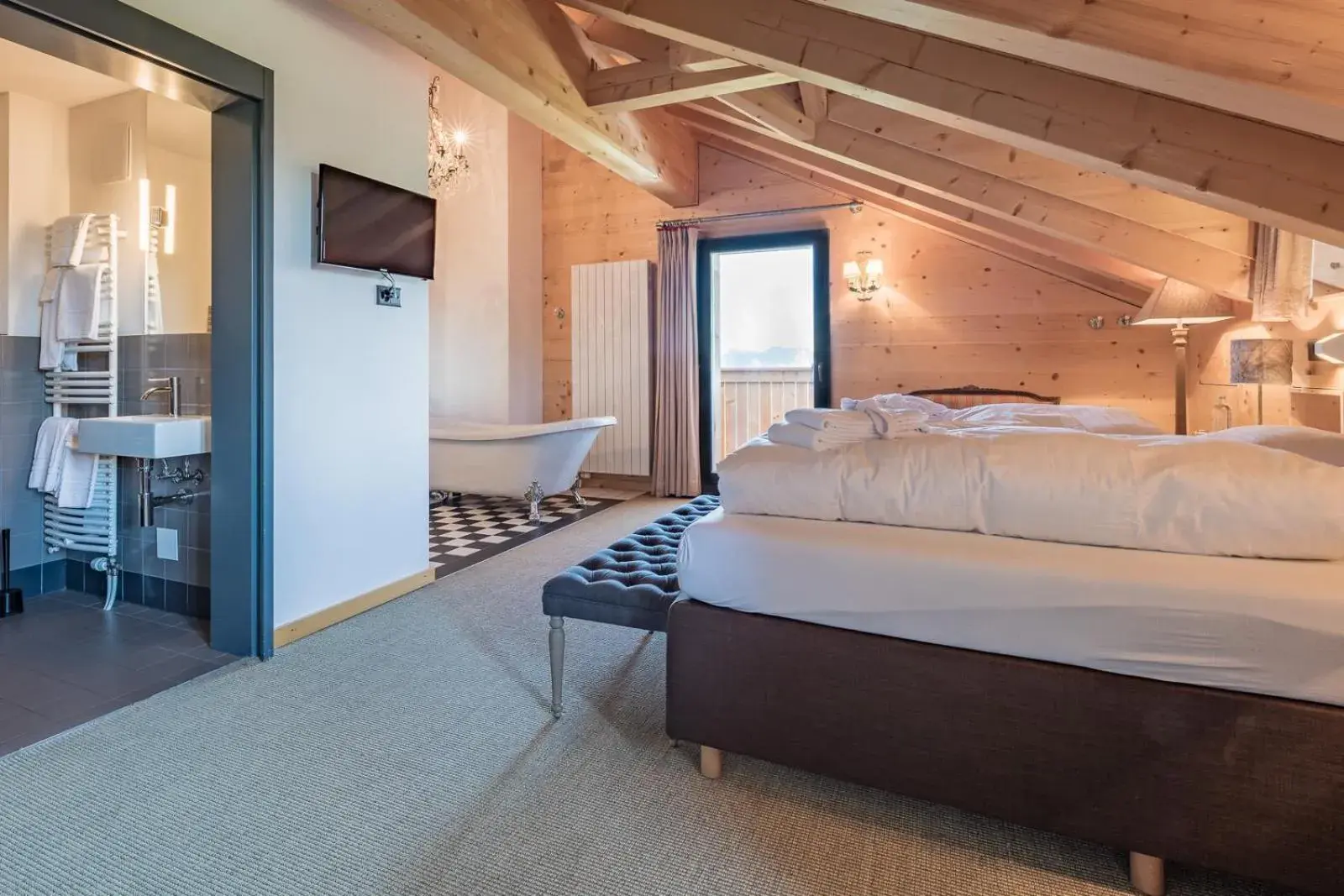 Bedroom, Bed in Rinderberg Swiss Alpine Lodge