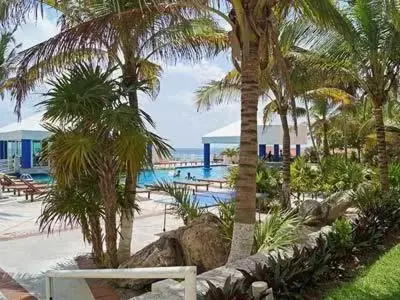 Pool view, Sea View in Apartment Ocean Front Cancun