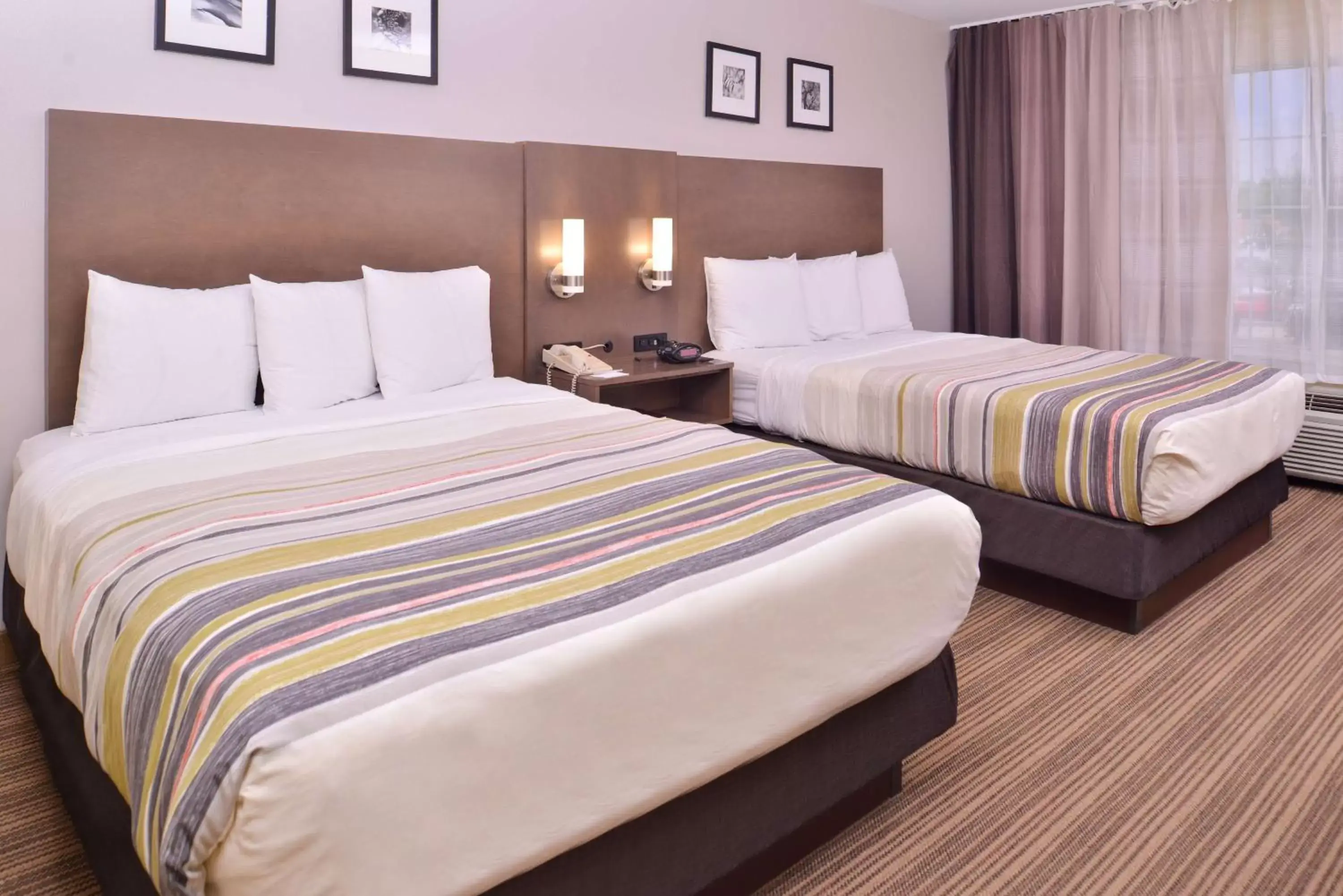Photo of the whole room, Bed in Country Inn & Suites by Radisson, Omaha Airport, IA