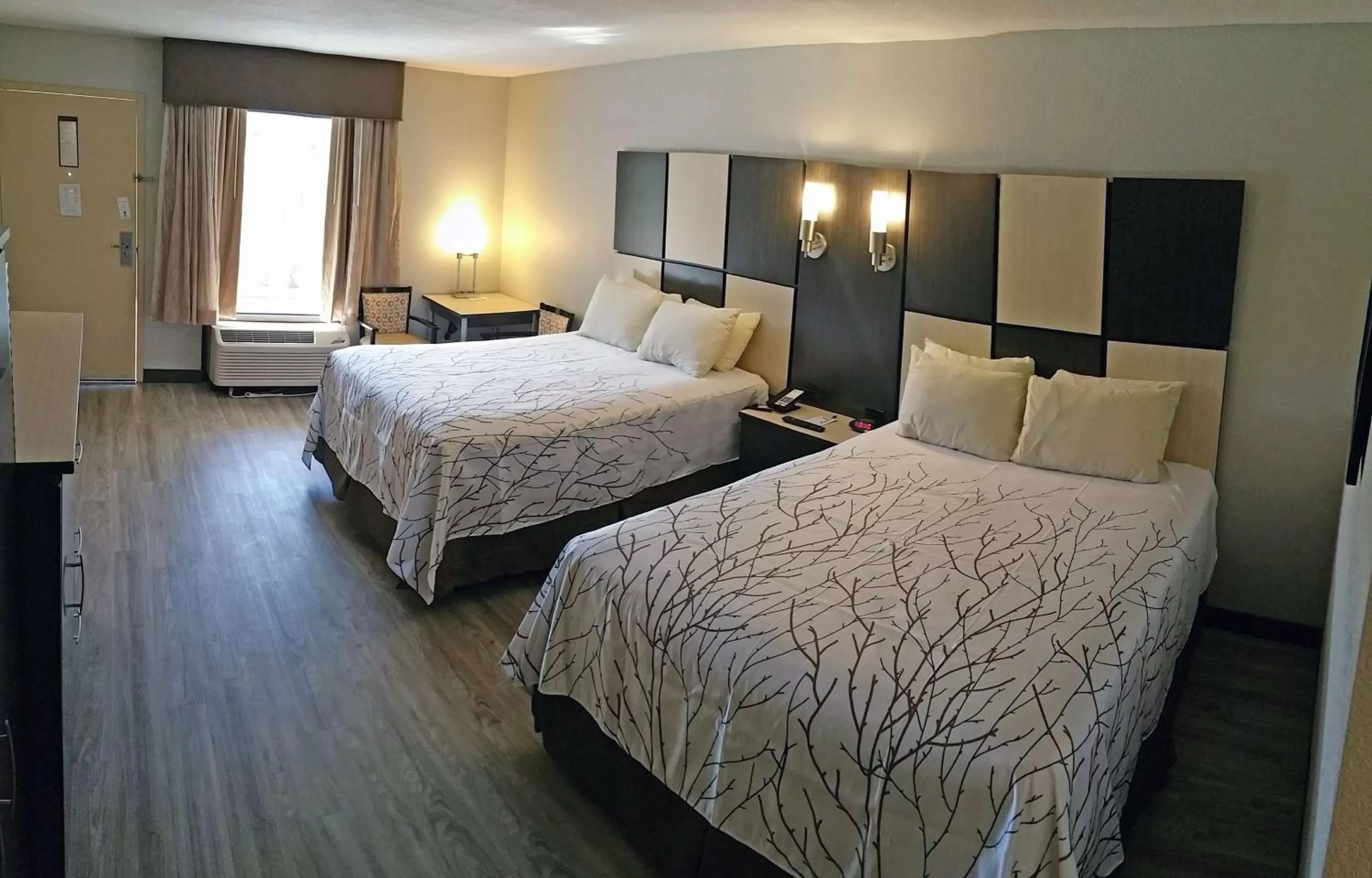 Photo of the whole room, Bed in Best Western Cades Cove Inn