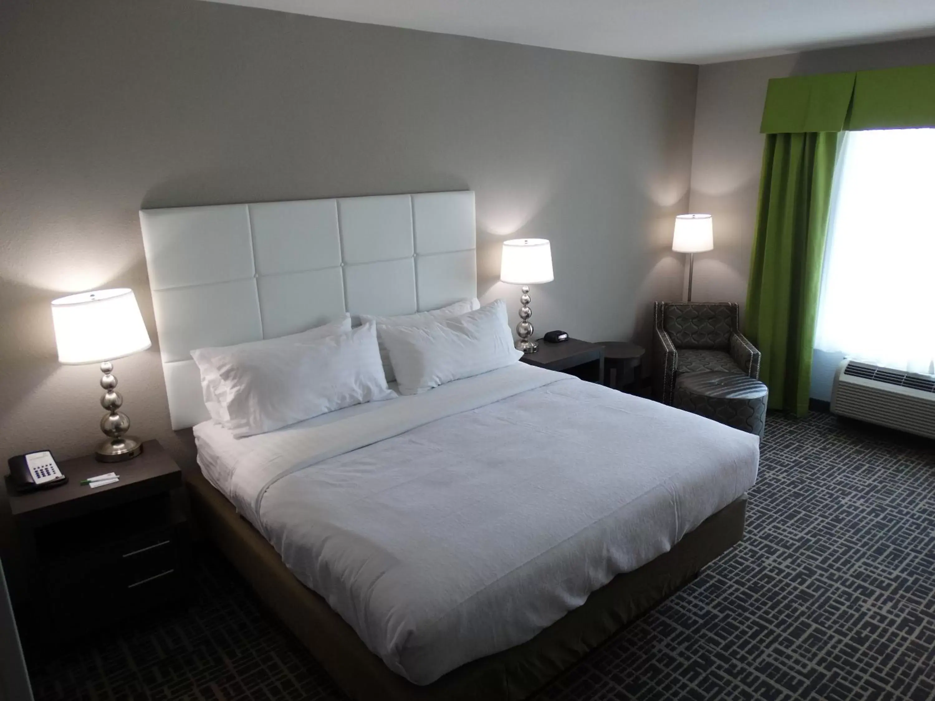 Photo of the whole room, Bed in Holiday Inn Covington, an IHG Hotel