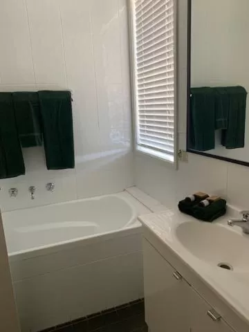 Bath in Hamilton Henry Parkes Motor Inn