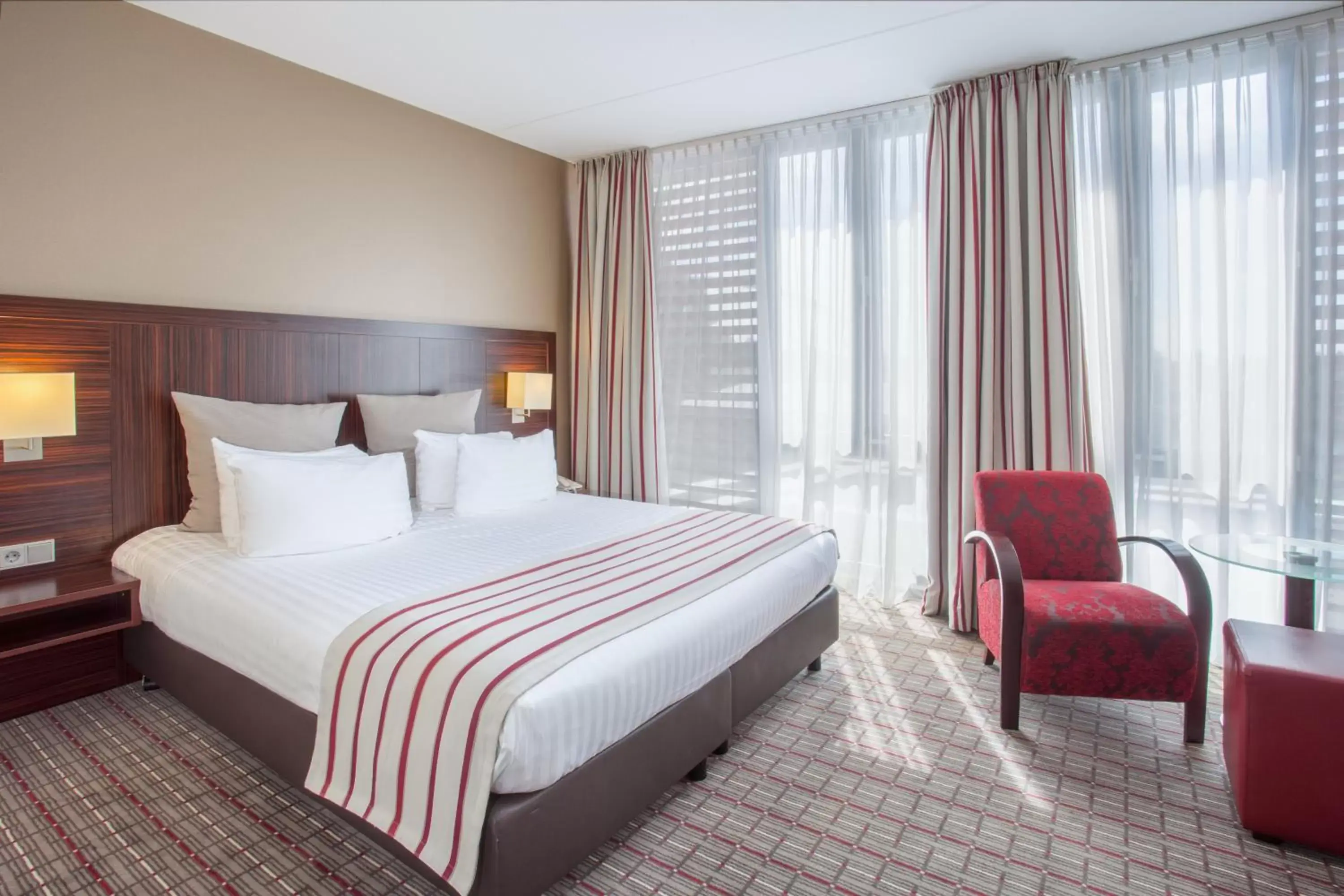 Photo of the whole room, Bed in Crowne Plaza Maastricht, an IHG Hotel