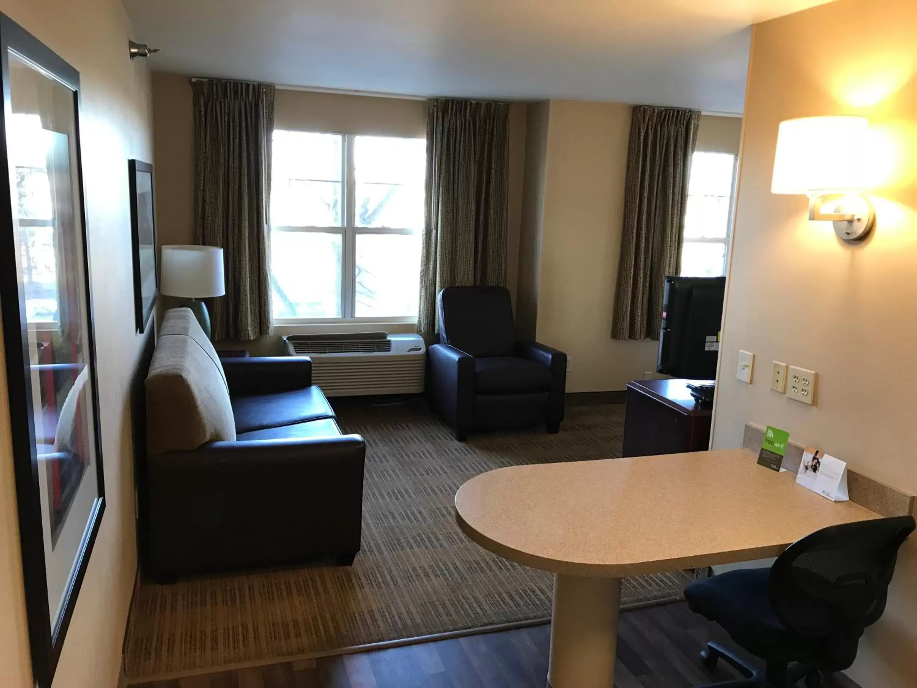 Living room, Seating Area in Extended Stay America Suites - Detroit - Auburn Hills - Featherstone Rd