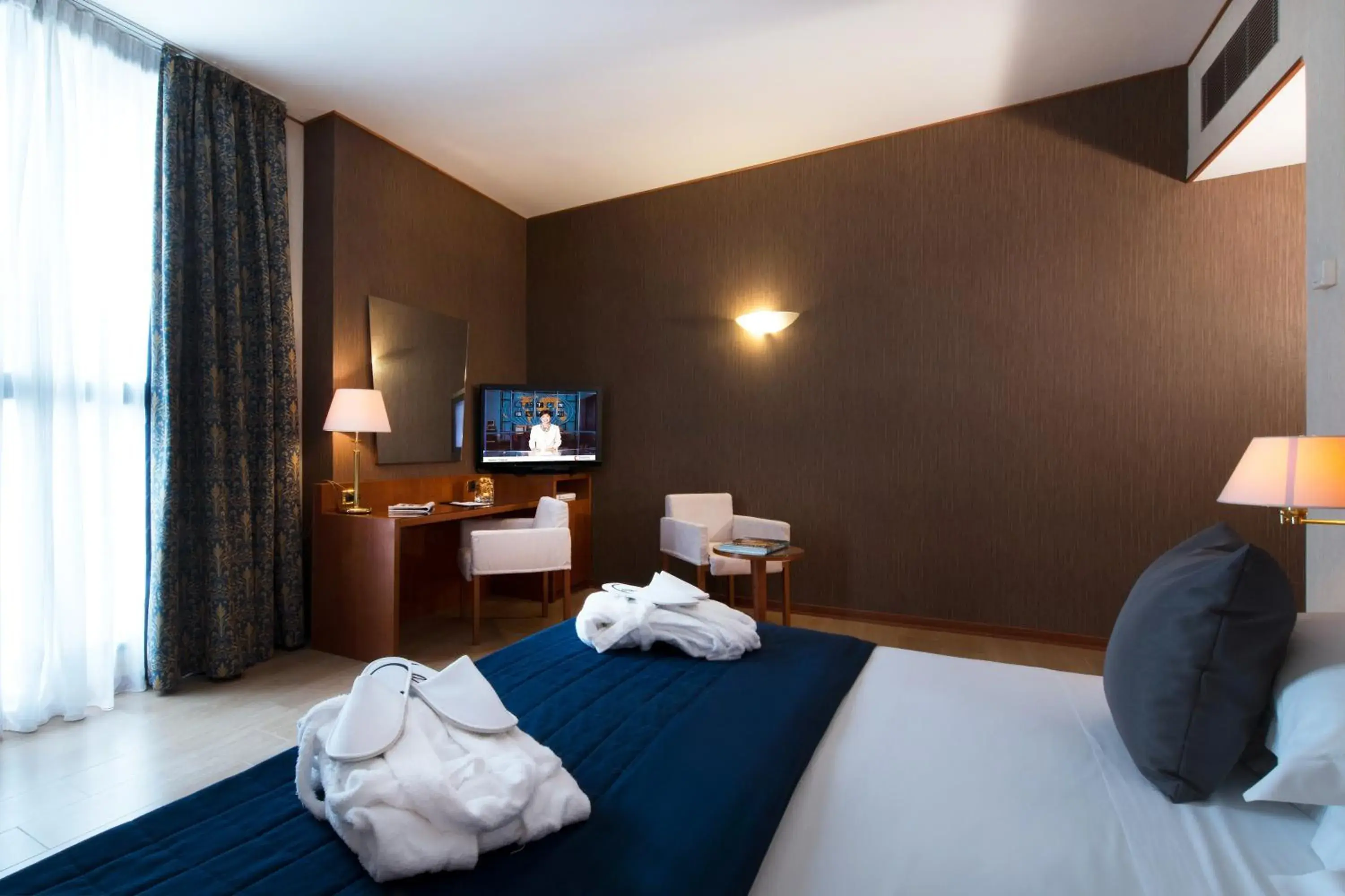 Bedroom, TV/Entertainment Center in Cdh Hotel Parma & Congressi