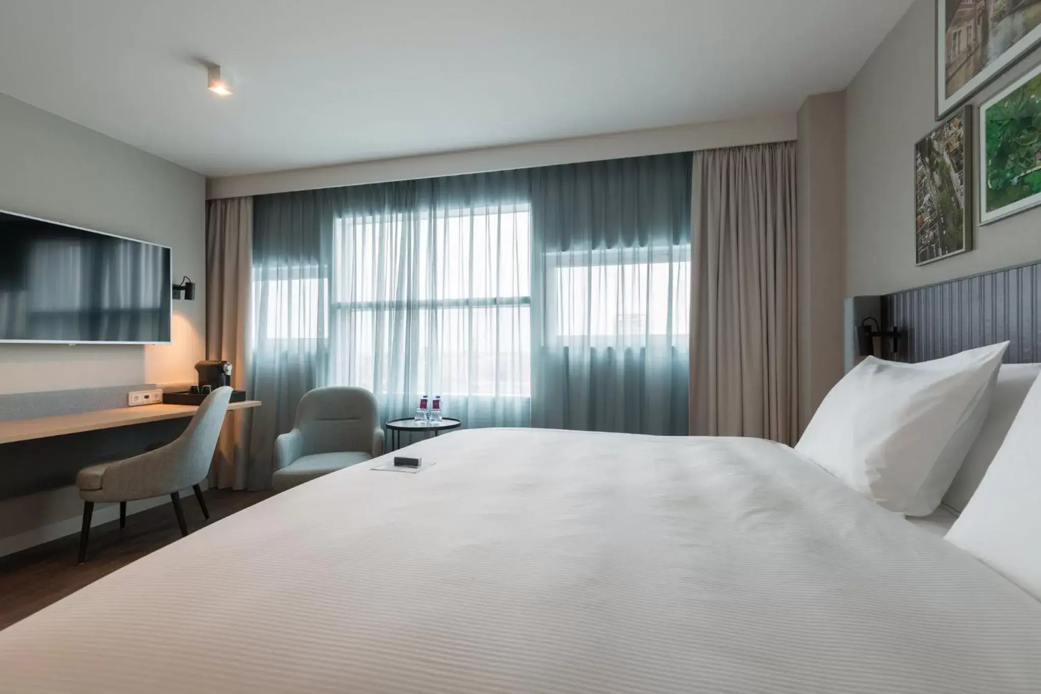 Photo of the whole room, Bed in Crowne Plaza Utrecht - Central Station, an IHG Hotel