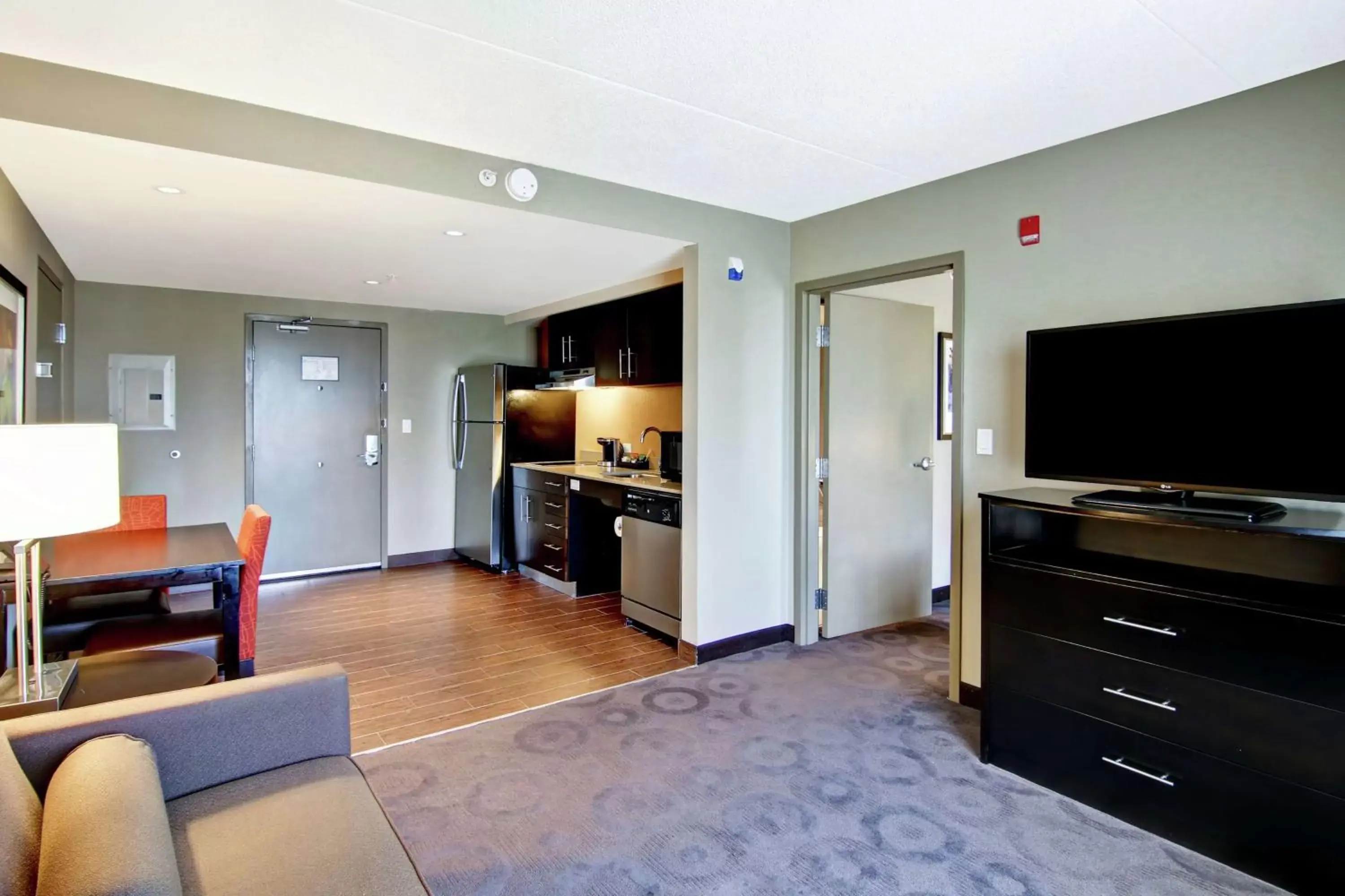 Living room, TV/Entertainment Center in Homewood Suites by Hilton Toronto-Ajax