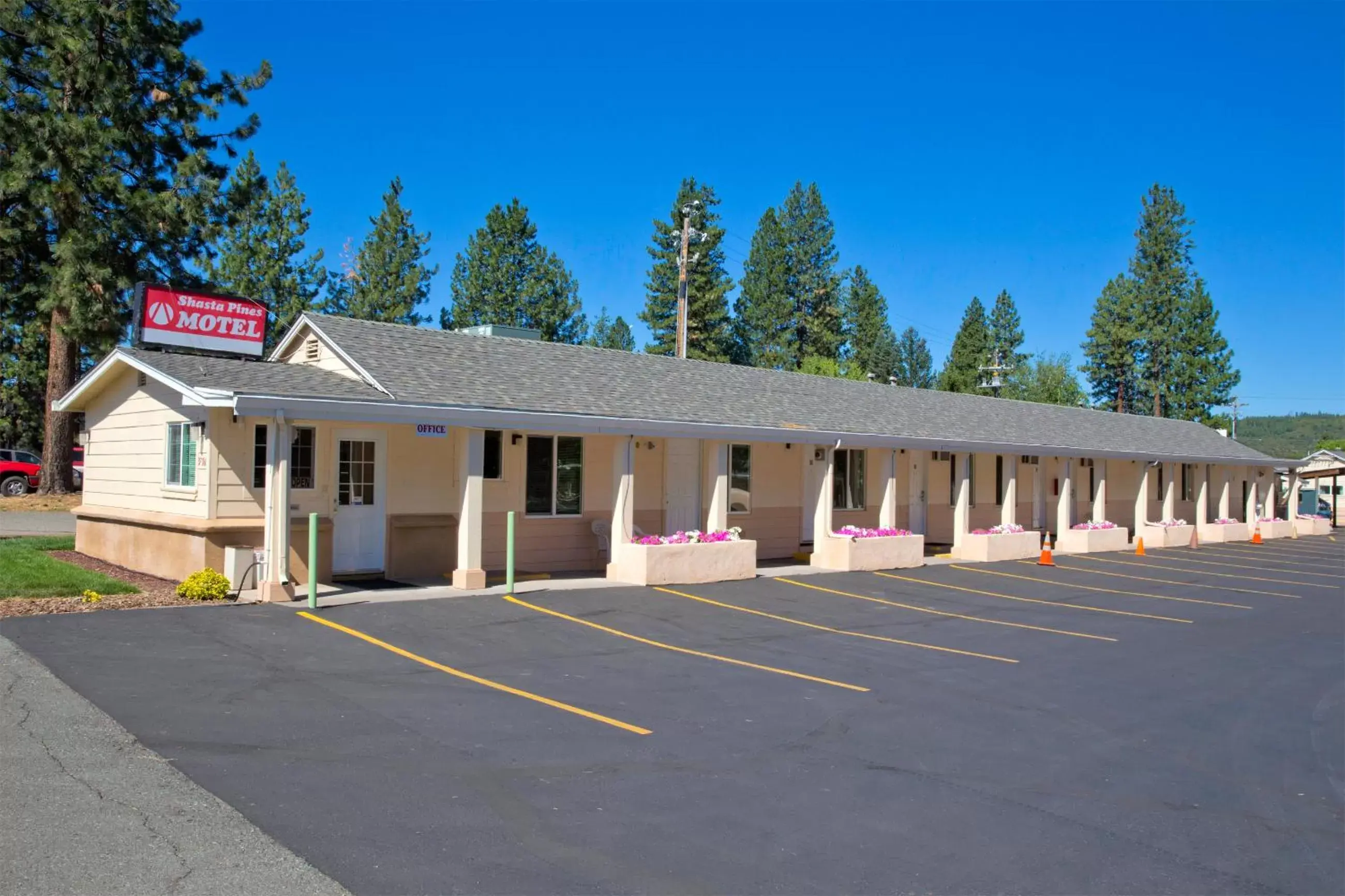Day, Property Building in Shasta Pines Motel & Suites