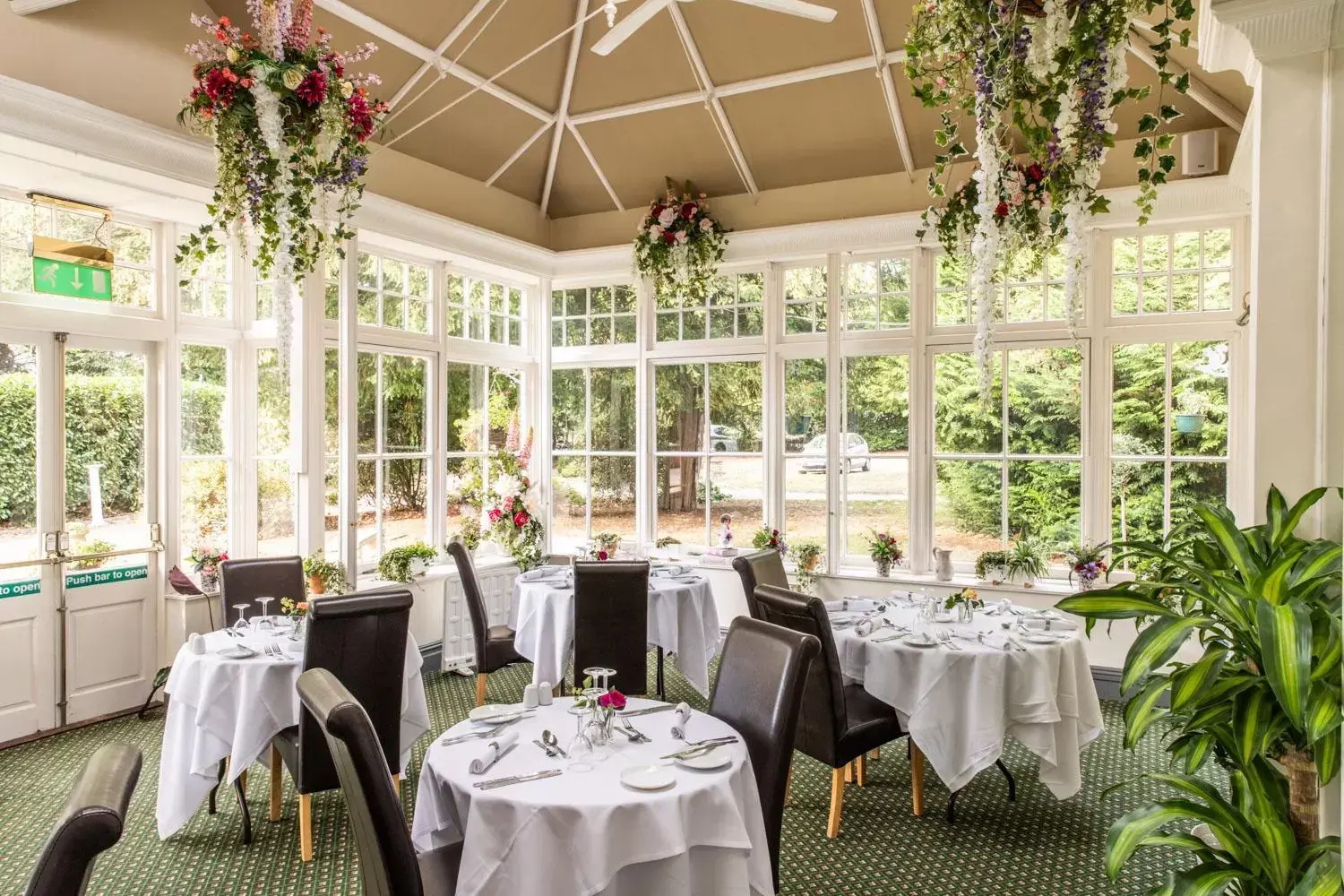Food, Restaurant/Places to Eat in Woodland Manor Hotel